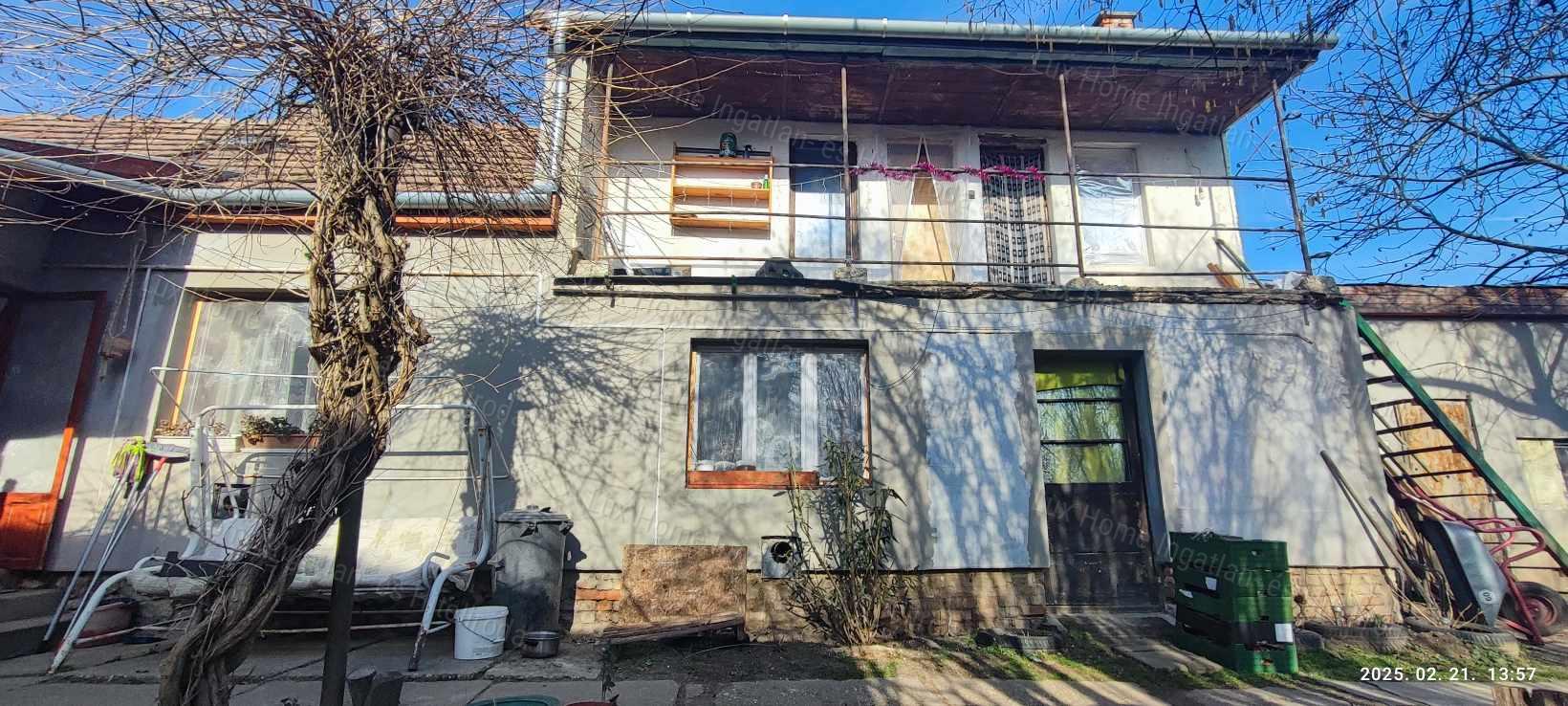 Egy ingatlan, két lakás, megosztható telek – a lehetőség a Tiéd!