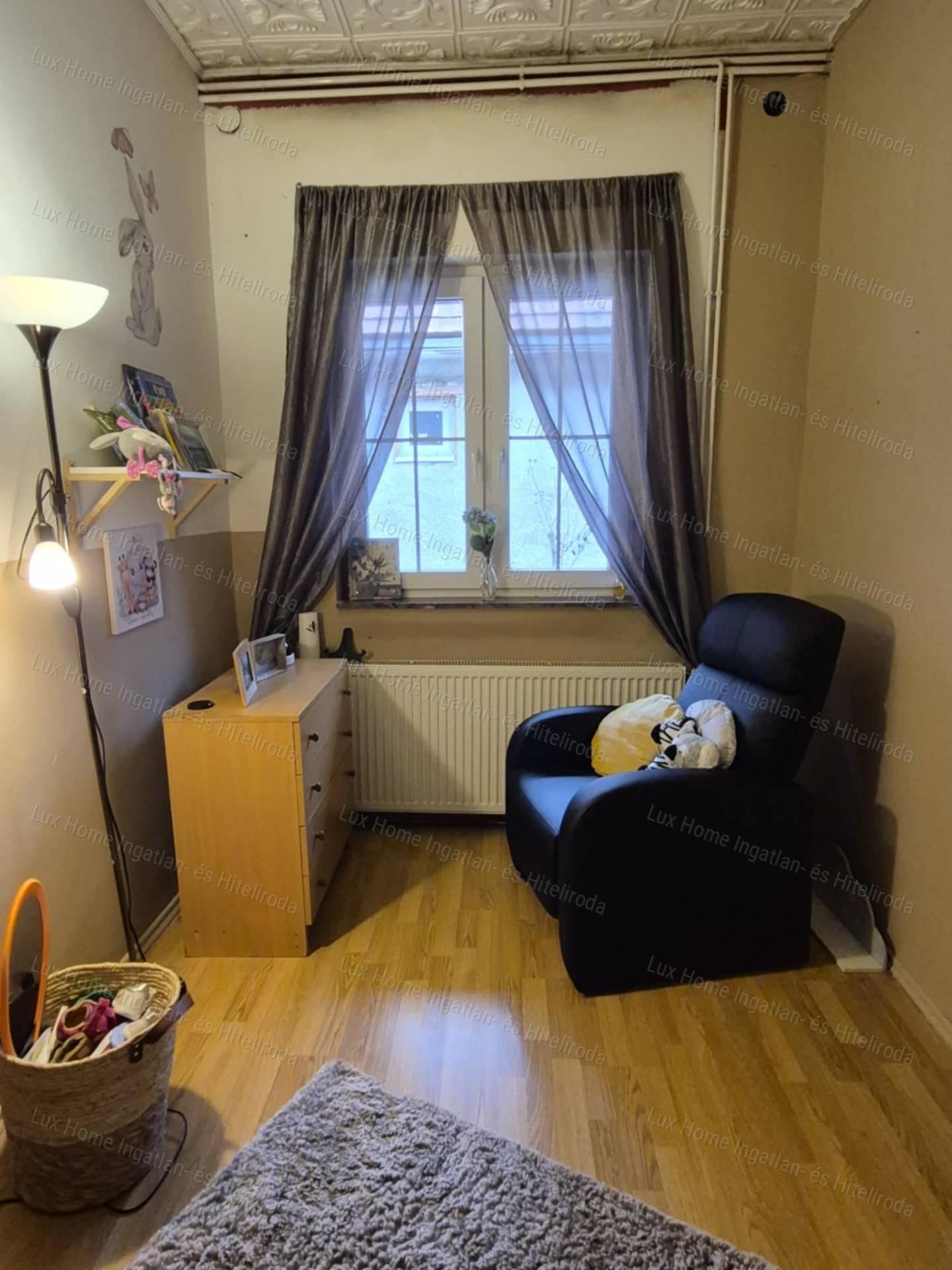 Nagysápon 4,5 szobás családi ház, garázzsal, pincével!