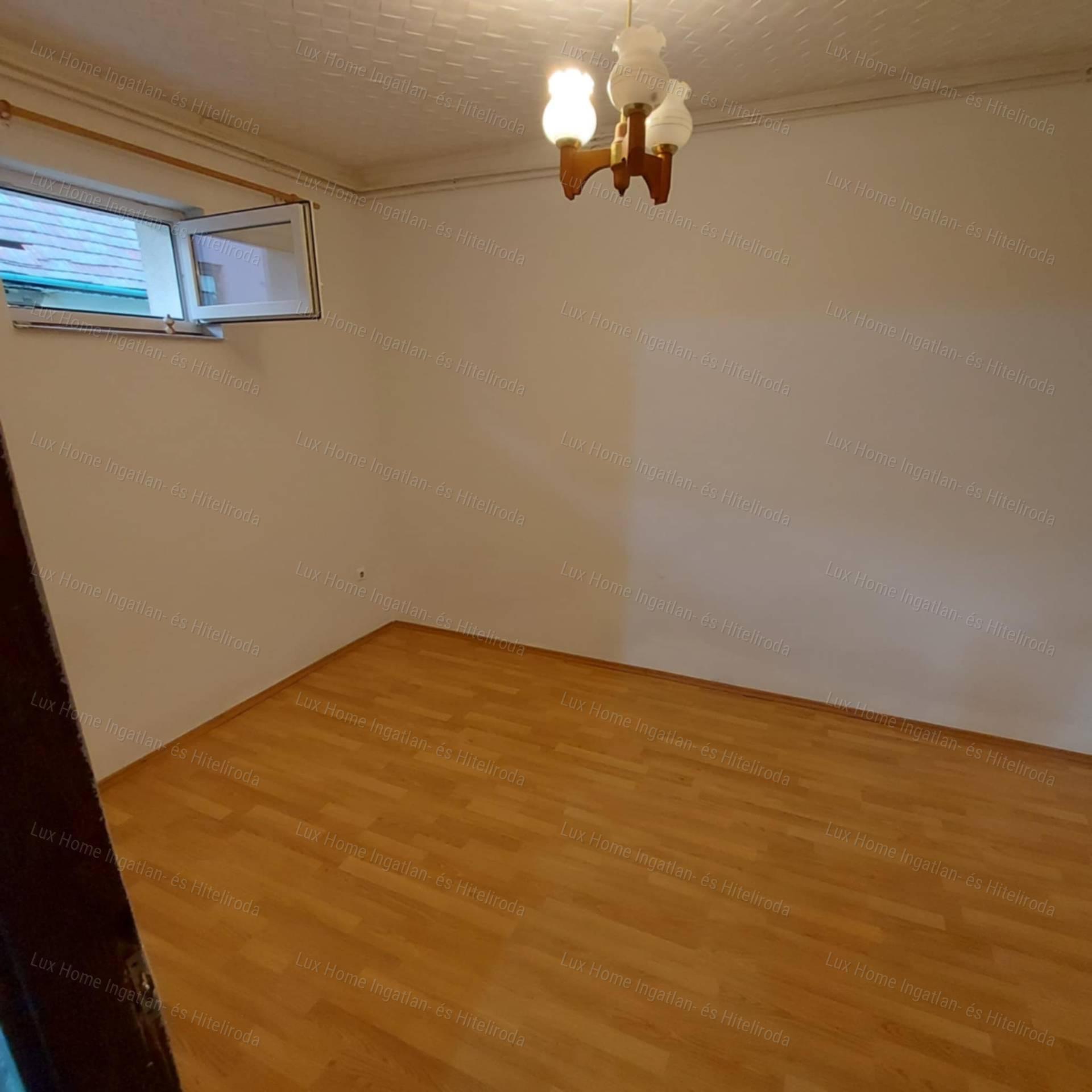 Nagysápon 4,5 szobás családi ház, garázzsal, pincével!