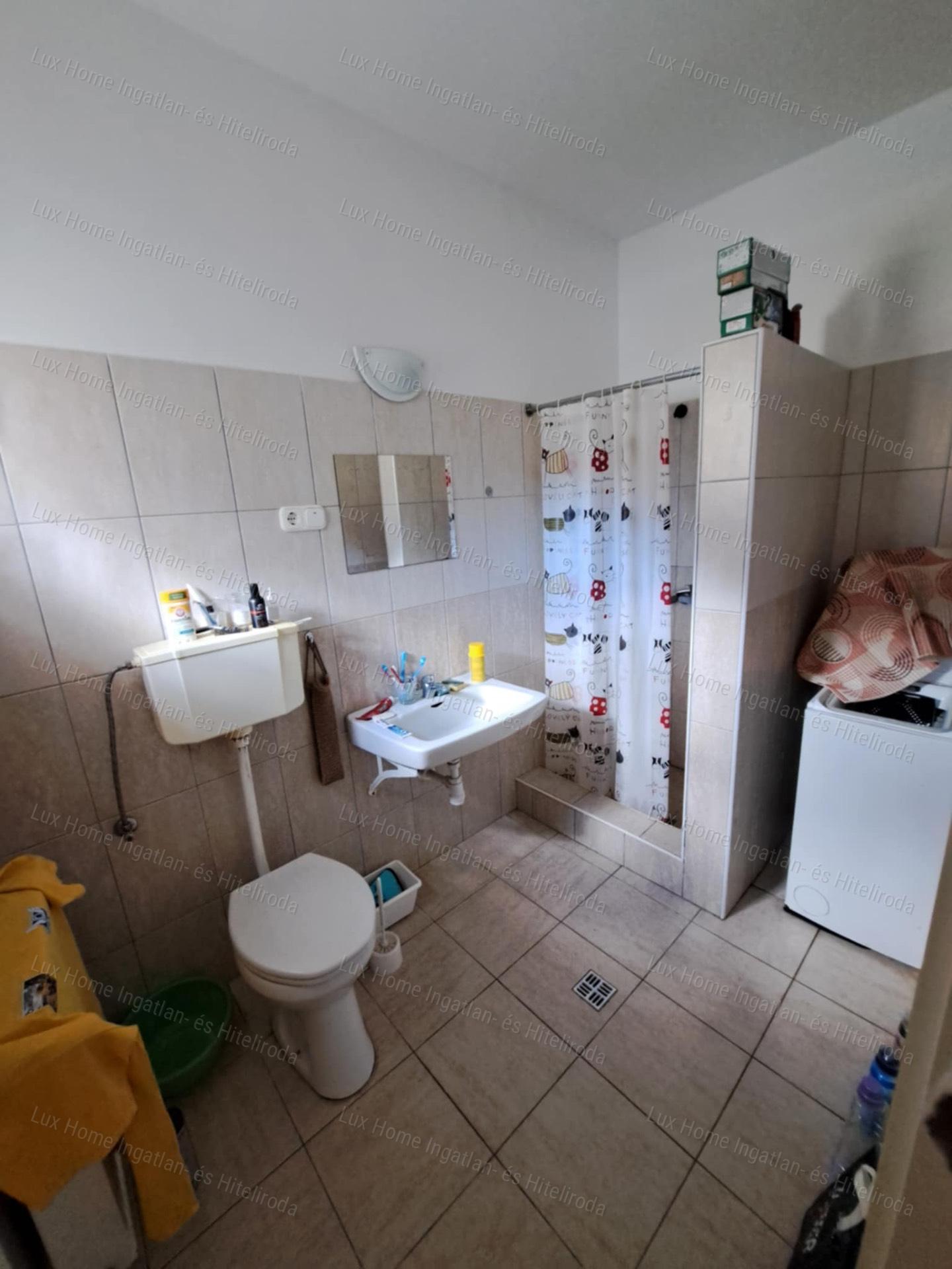 Eladó három különálló lakrészes családi ház Komáromban, befektetőknek is ideális!!