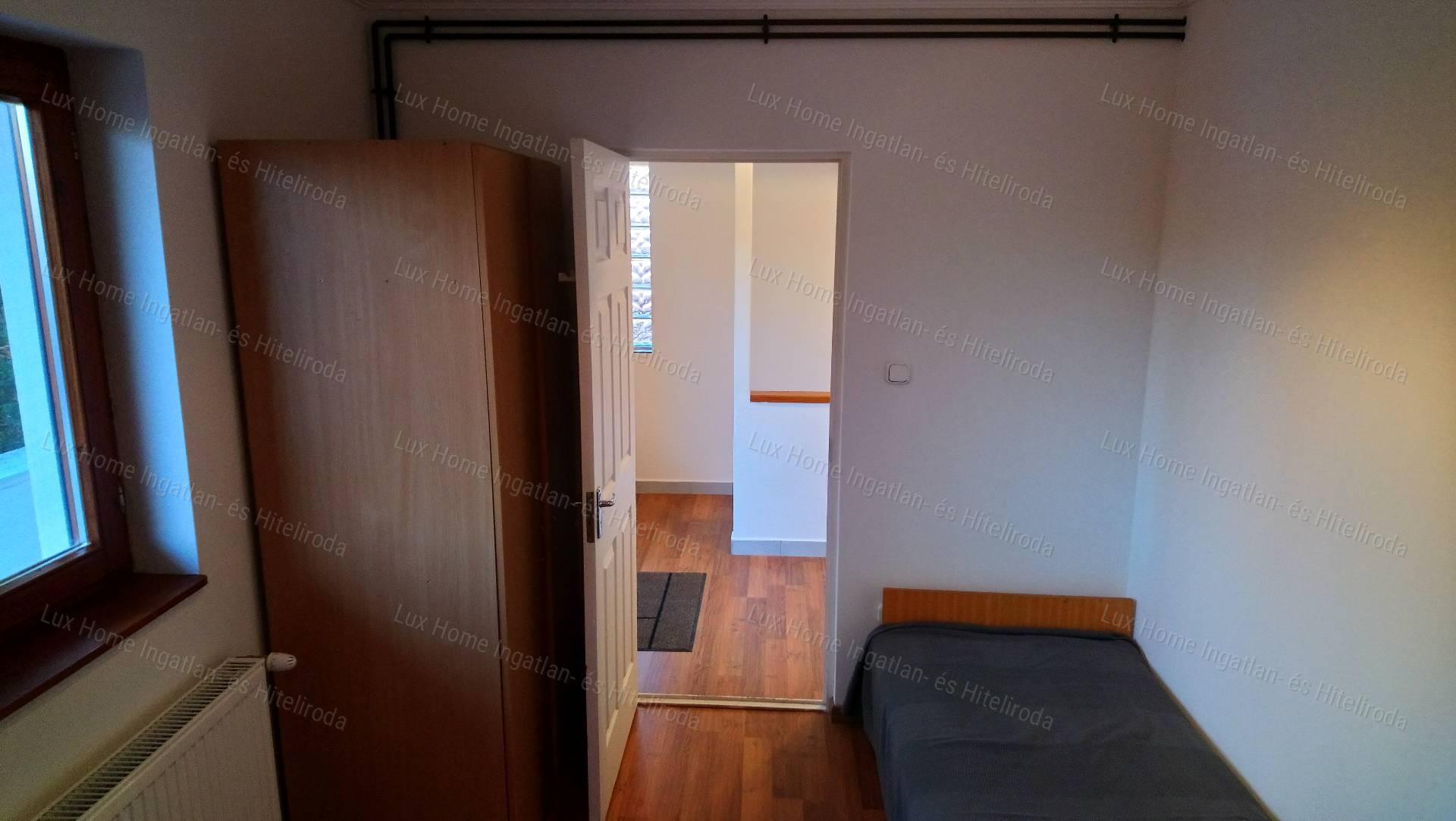 Kiadó kétszintes, bútorozott családi ház Koppánymonostoron!