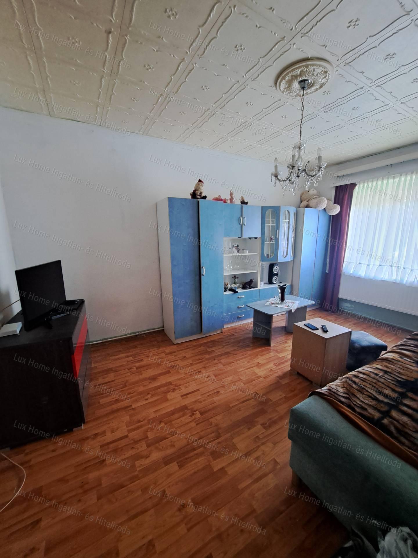Eladó Oroszlányon egy első emeleti  57 m² erkélyes lakás.