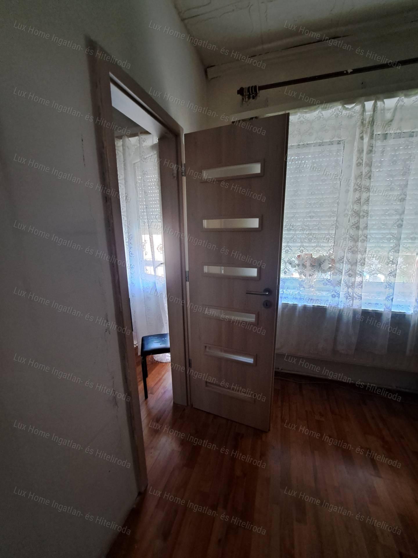 Eladó Oroszlányon egy első emeleti  57 m² erkélyes lakás.