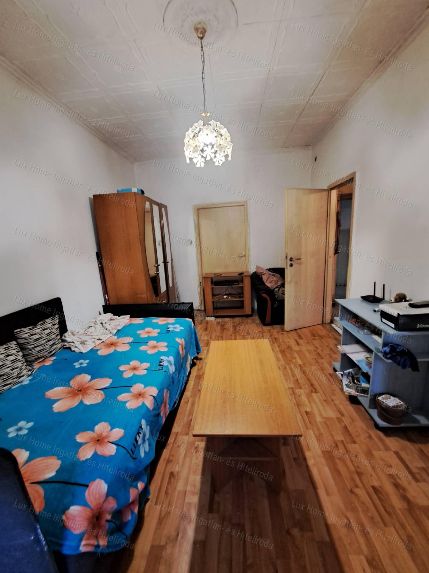 Eladó Oroszlányon egy első emeleti  57 m² erkélyes lakás.