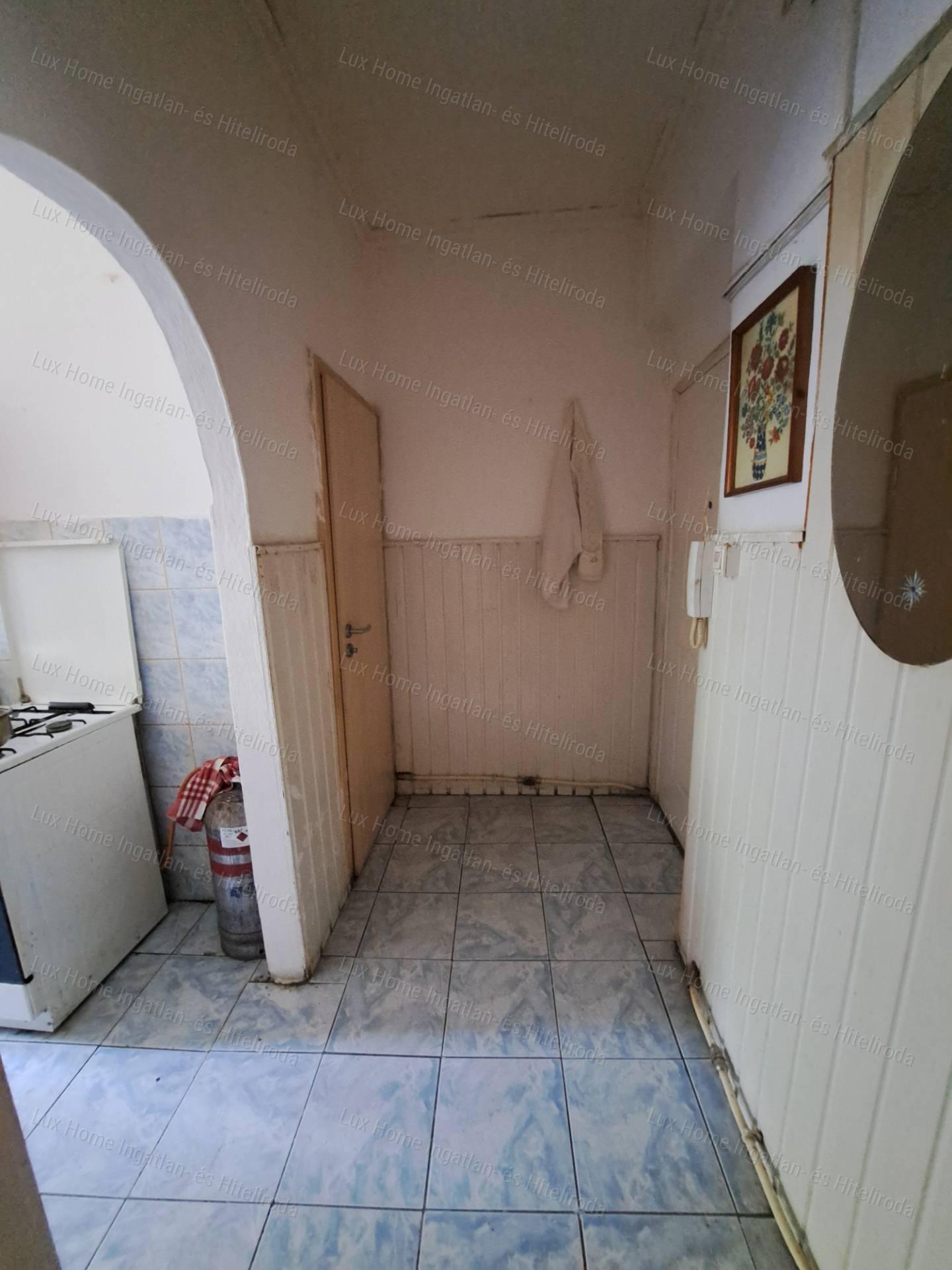 Eladó Oroszlányon egy első emeleti  57 m² erkélyes lakás.