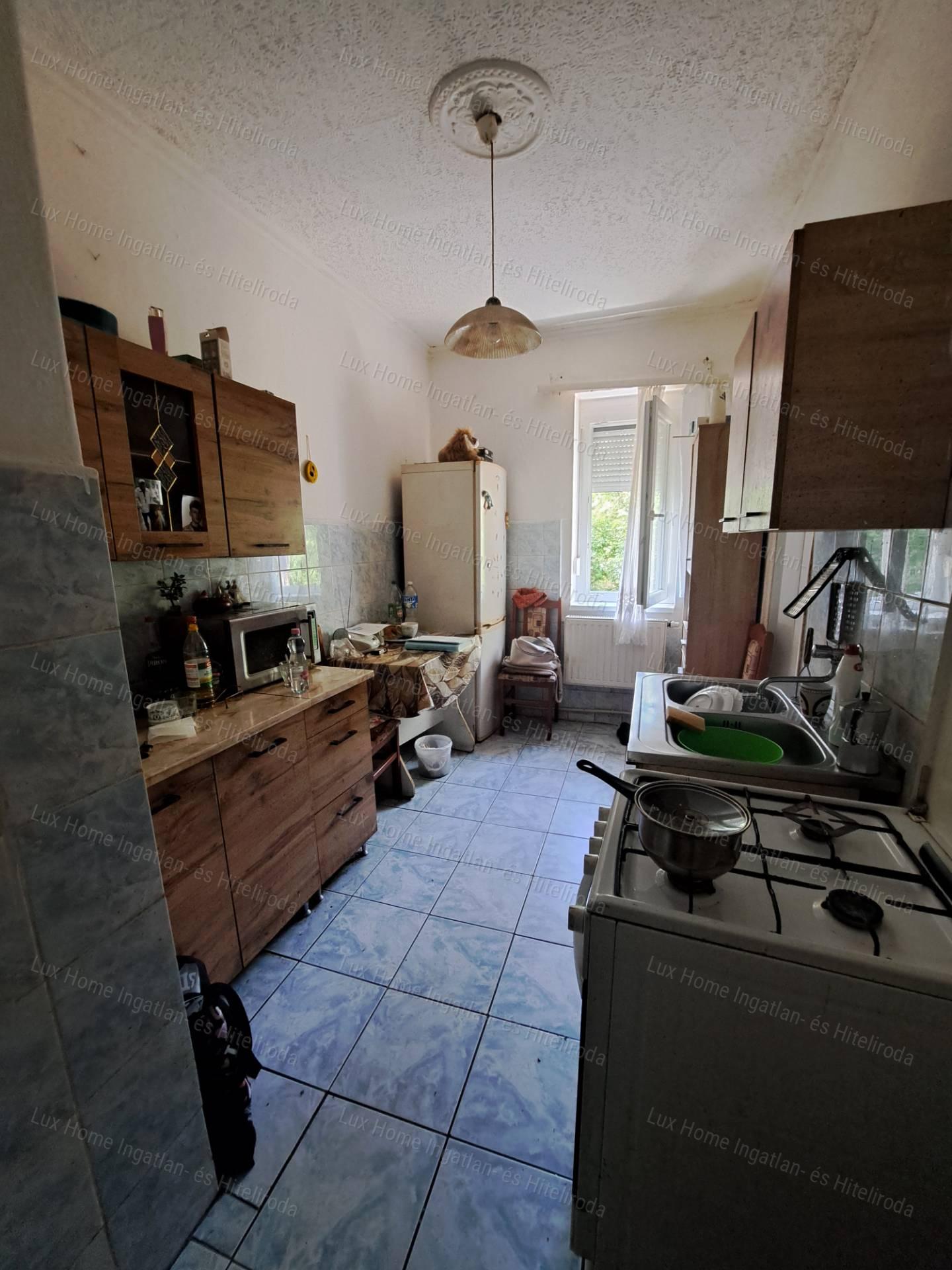 Eladó Oroszlányon egy első emeleti 57 m² erkélyes lakás.