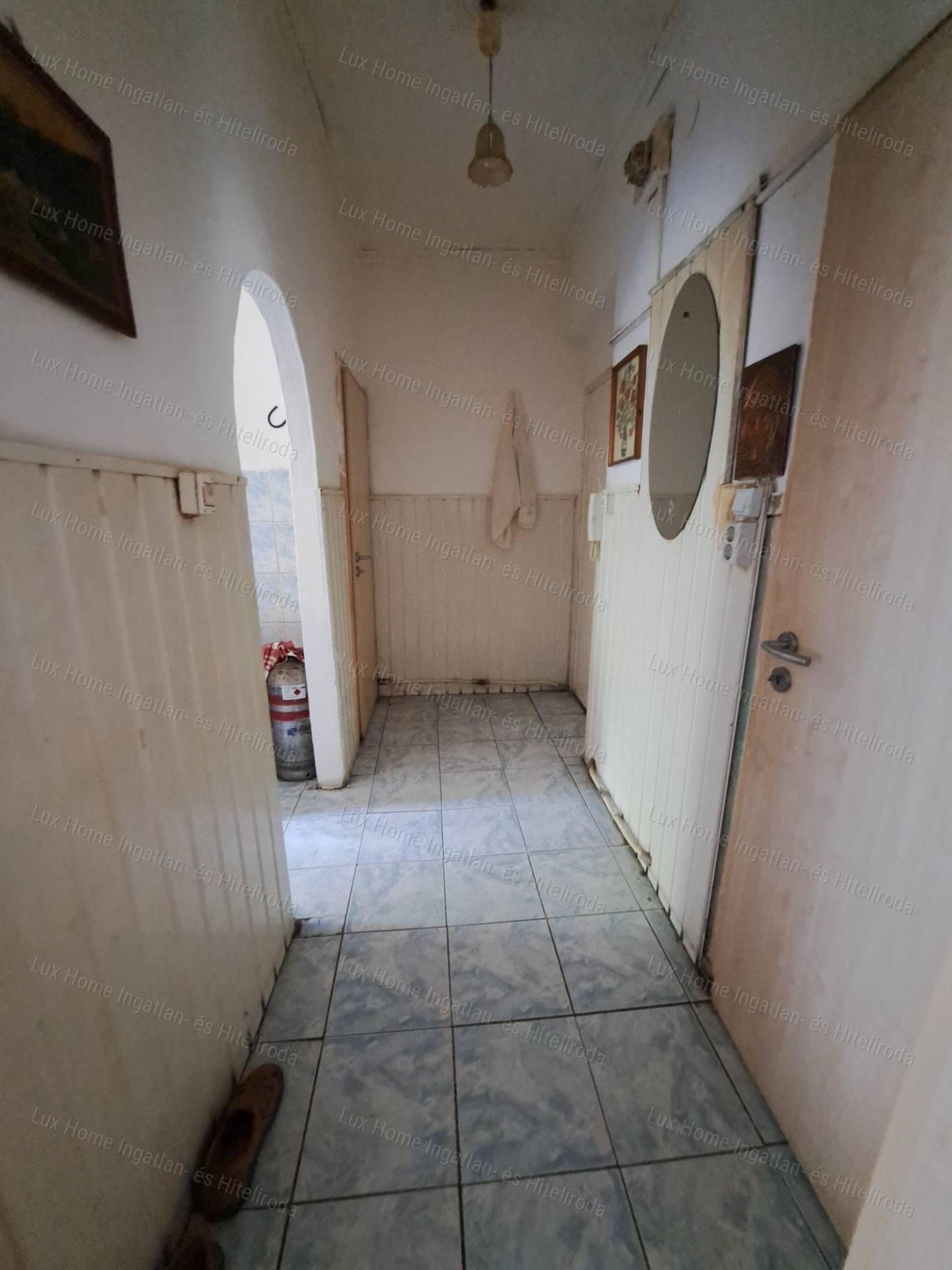 Eladó Oroszlányon egy első emeleti  57 m² erkélyes lakás.