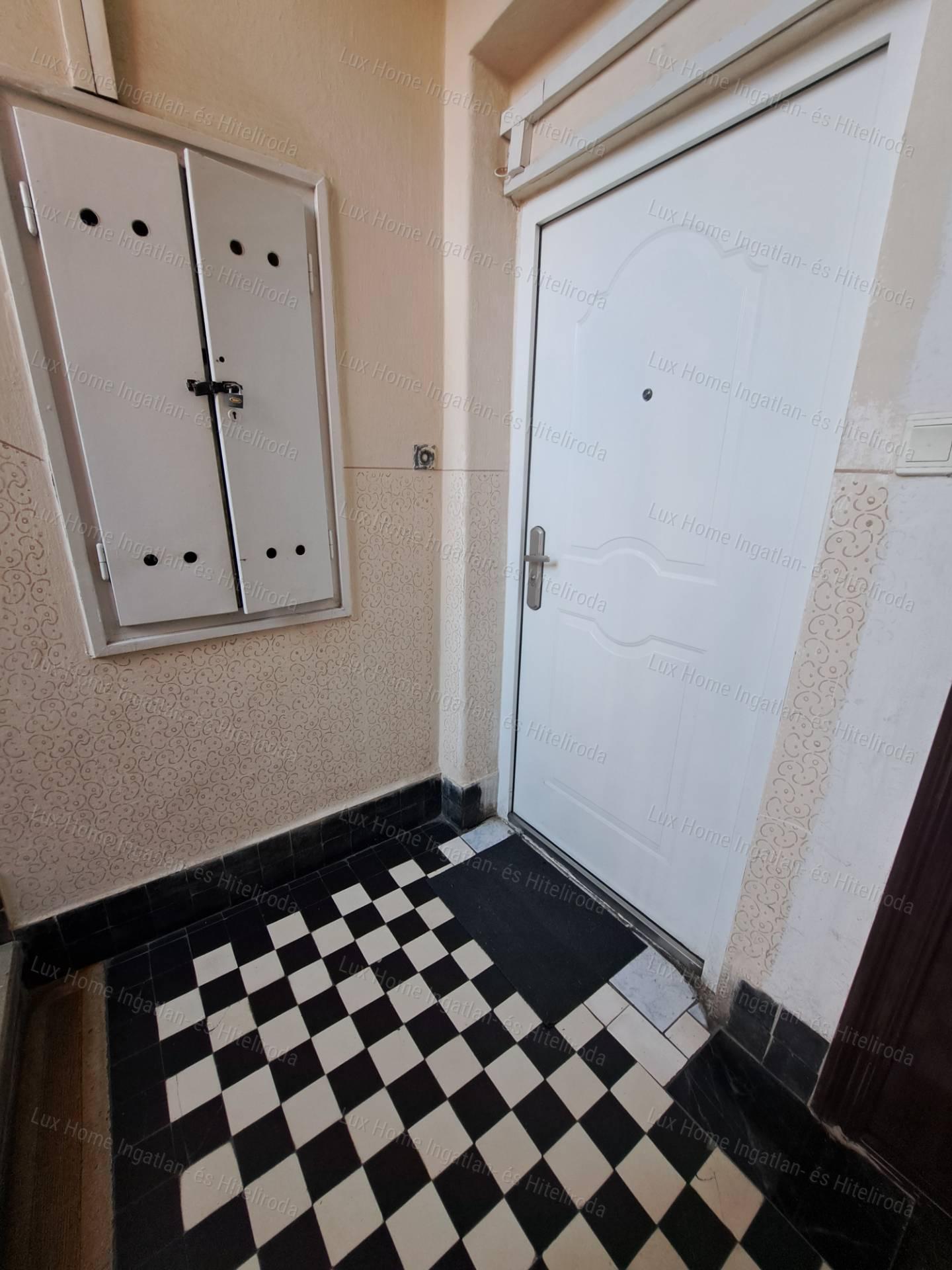 Eladó Oroszlányon egy első emeleti  57 m² erkélyes lakás.