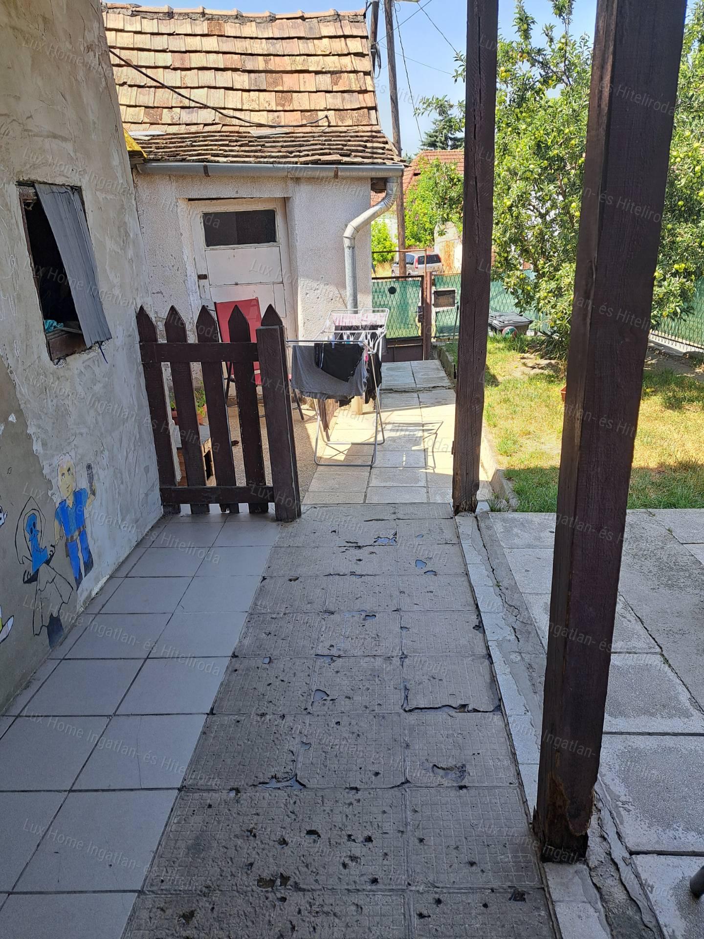 Eladó ház Oroszlány Falu részén – kert, nyugalom, lehetőség!