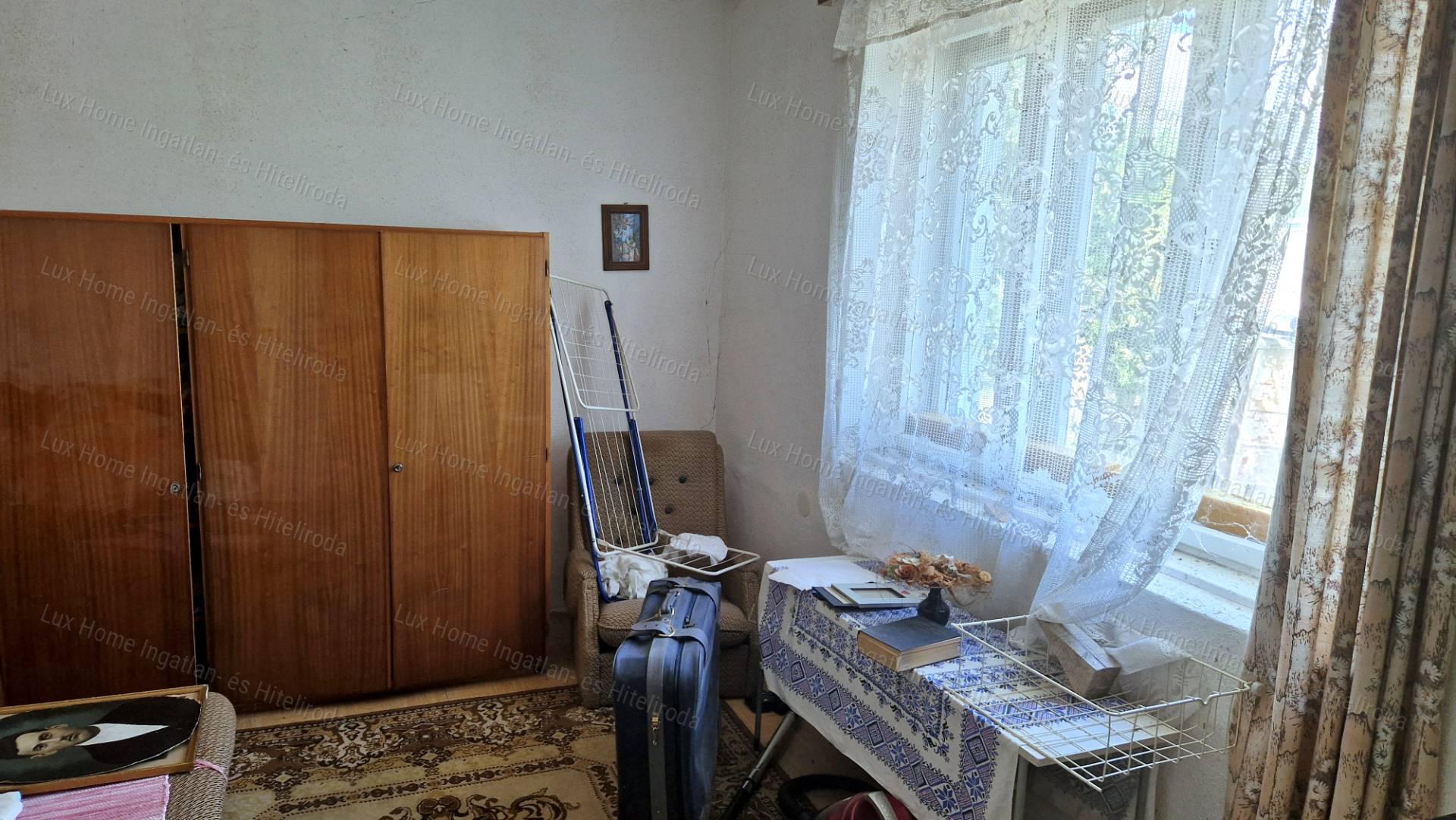 Leányváron felújítandó sorház eladó!