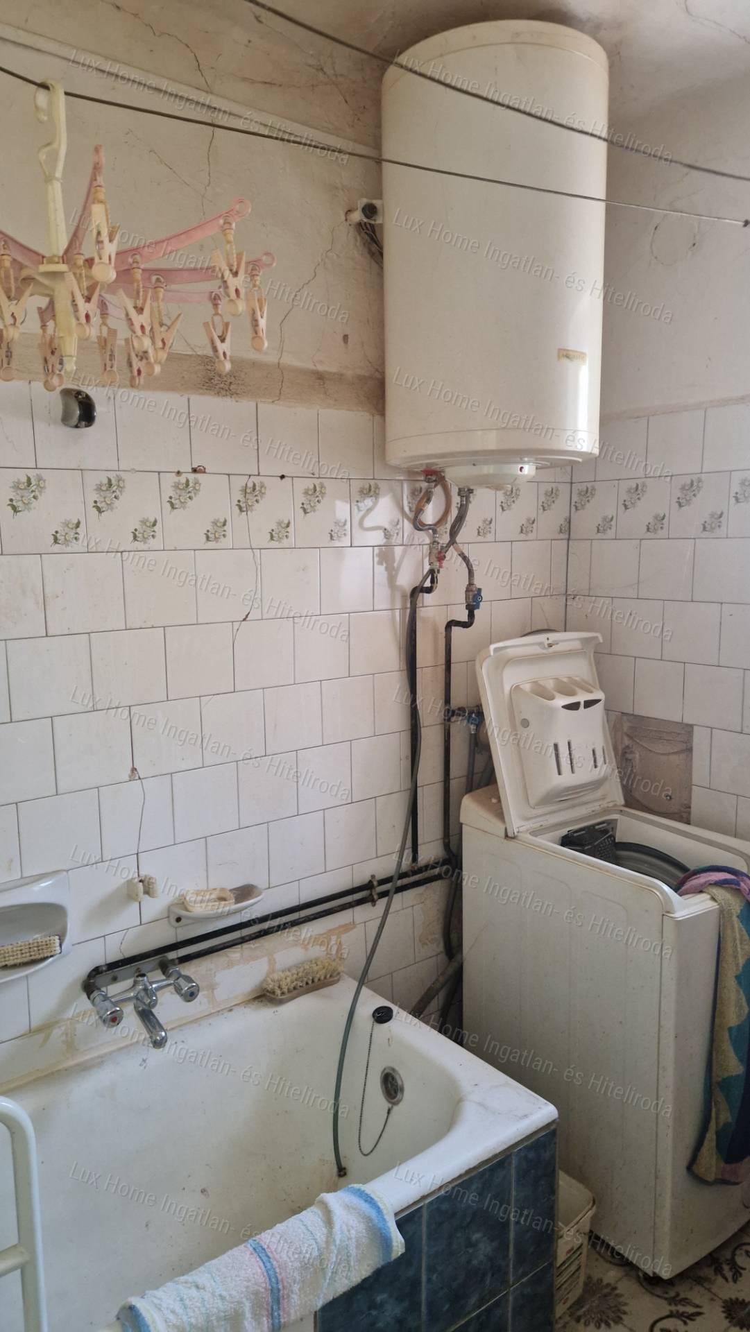 Leányváron felújítandó sorház eladó!