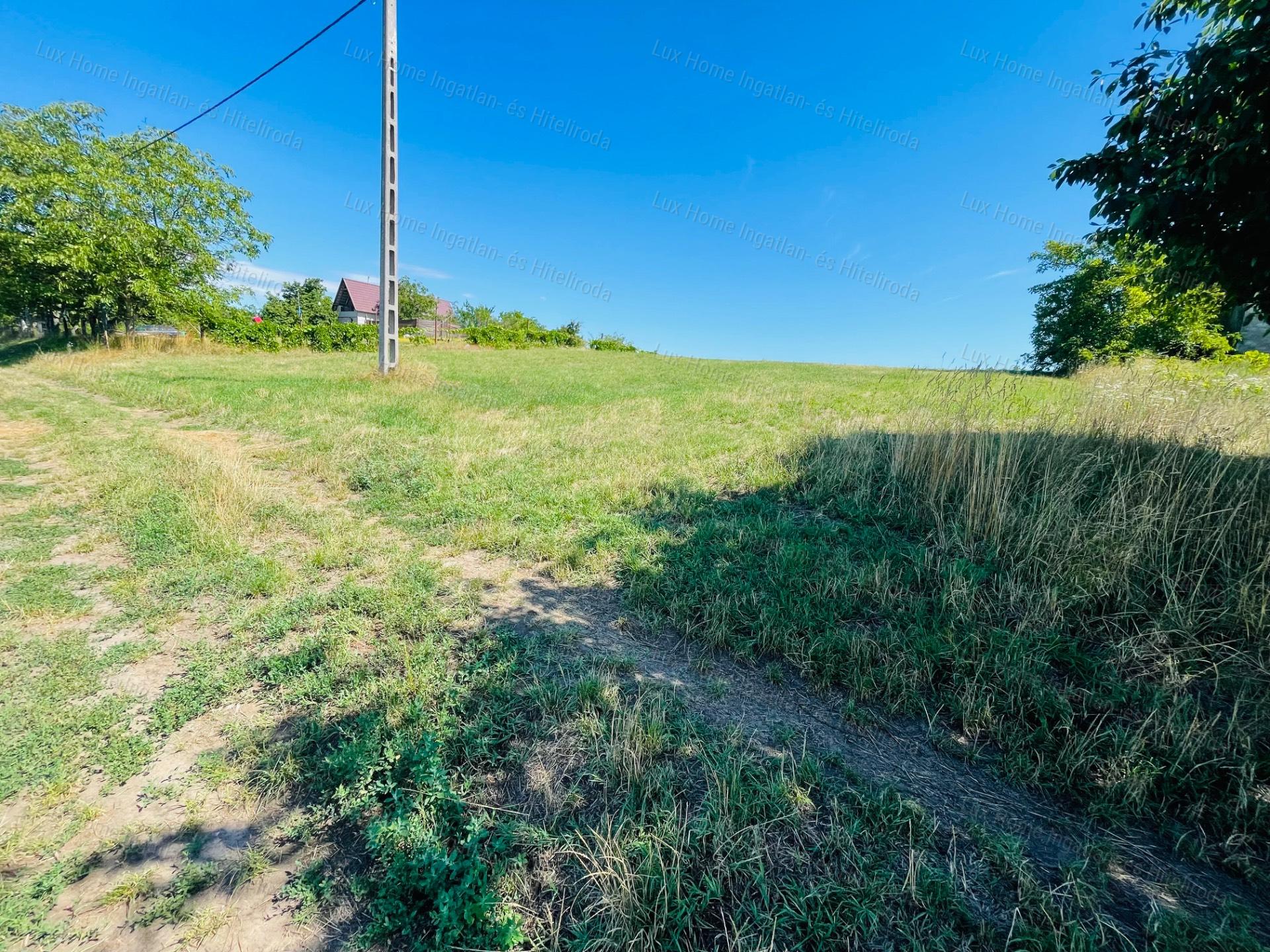 Keresel egy nyugodt helyet? Eladó Zártkert Szőny-Bélapusztán!