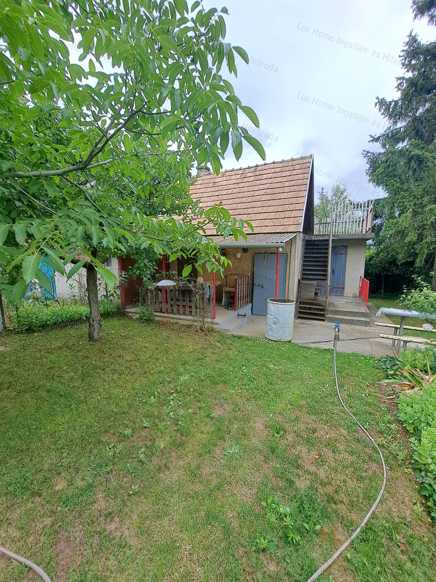 Eladó csendes, panorámás telek házzal és melléképületekkel!
