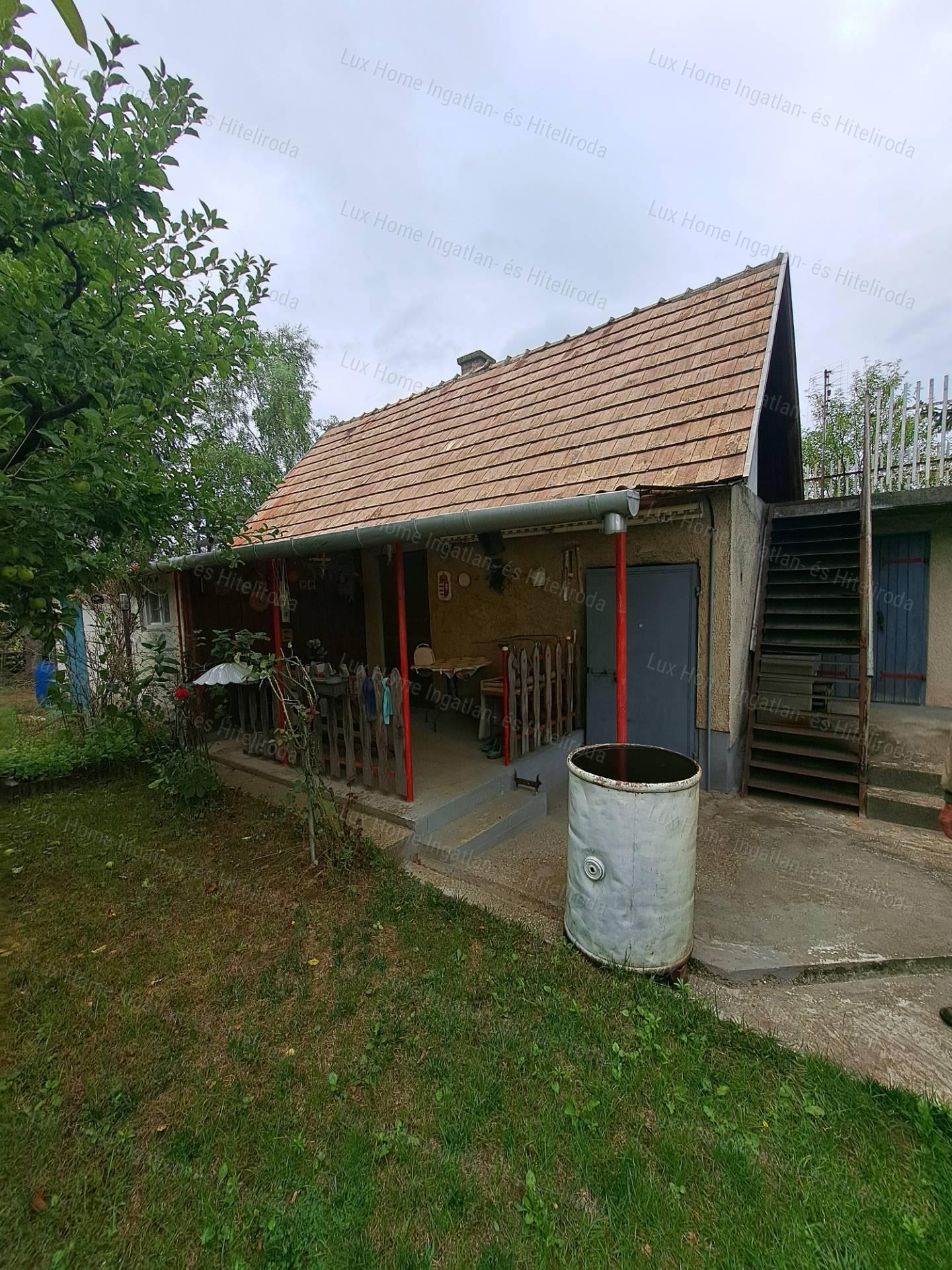 Eladó csendes, panorámás telek házzal és melléképületekkel!