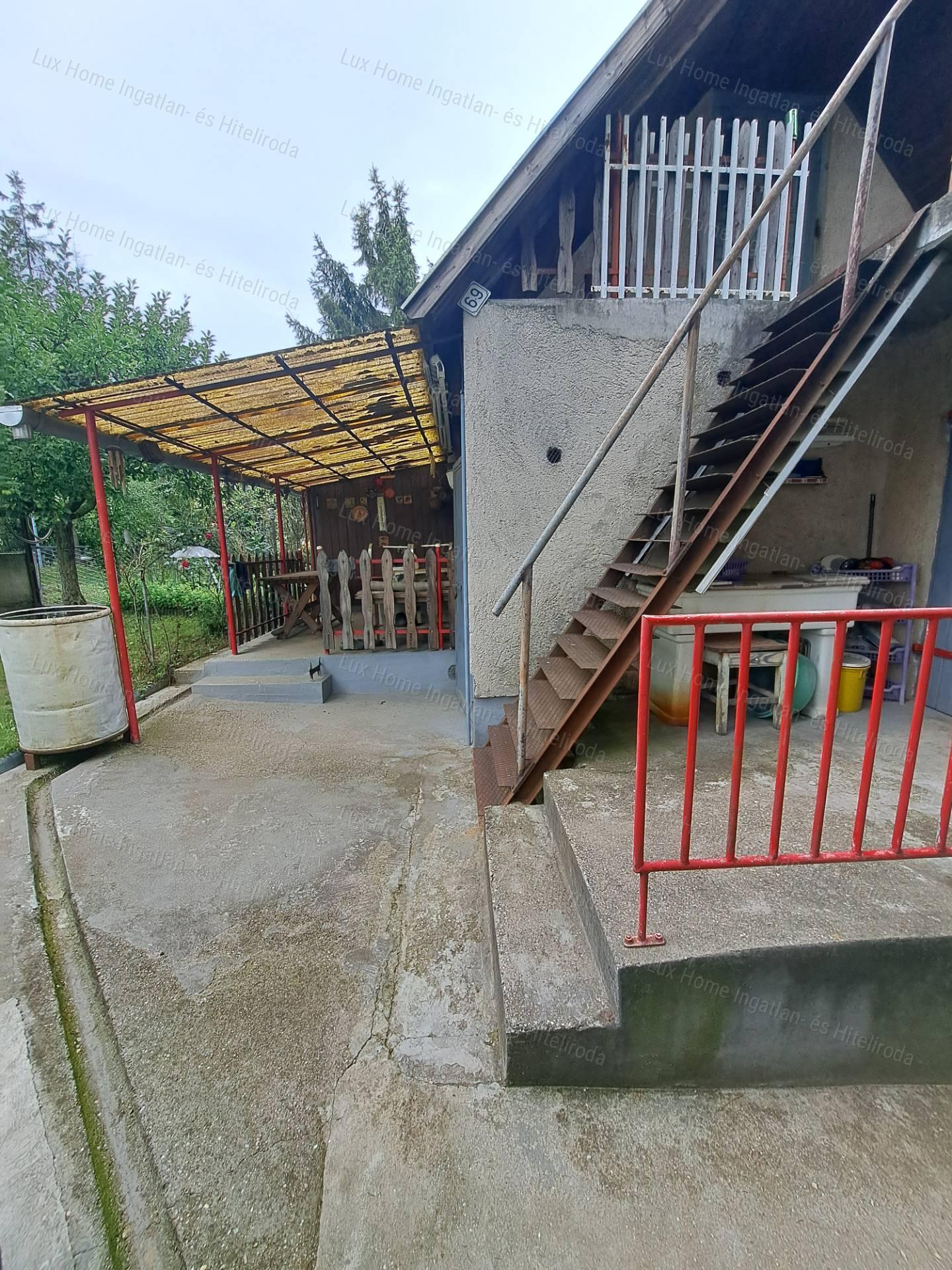 Eladó csendes, panorámás telek házzal és melléképületekkel!