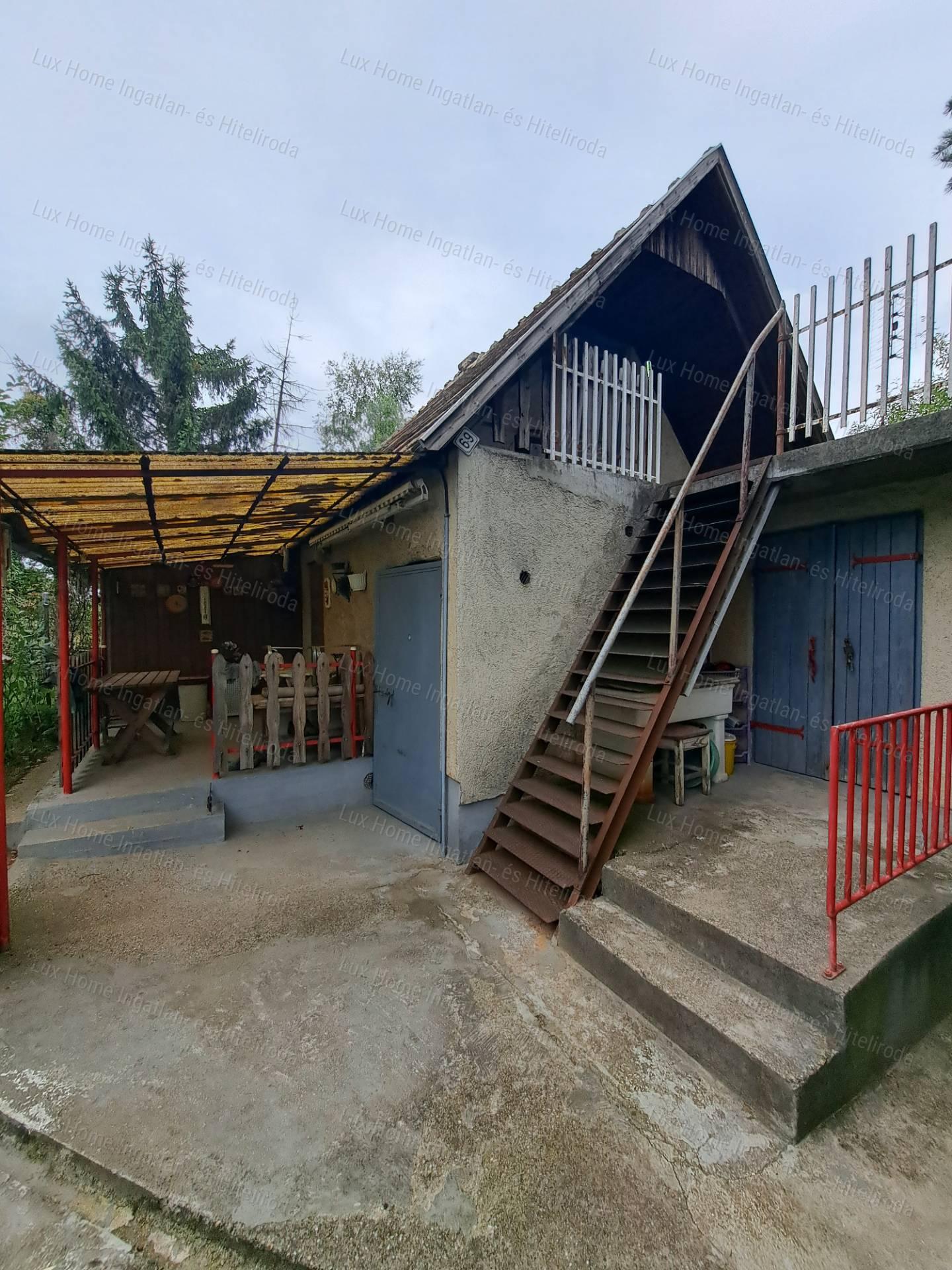 Eladó csendes, panorámás telek házzal és melléképületekkel!