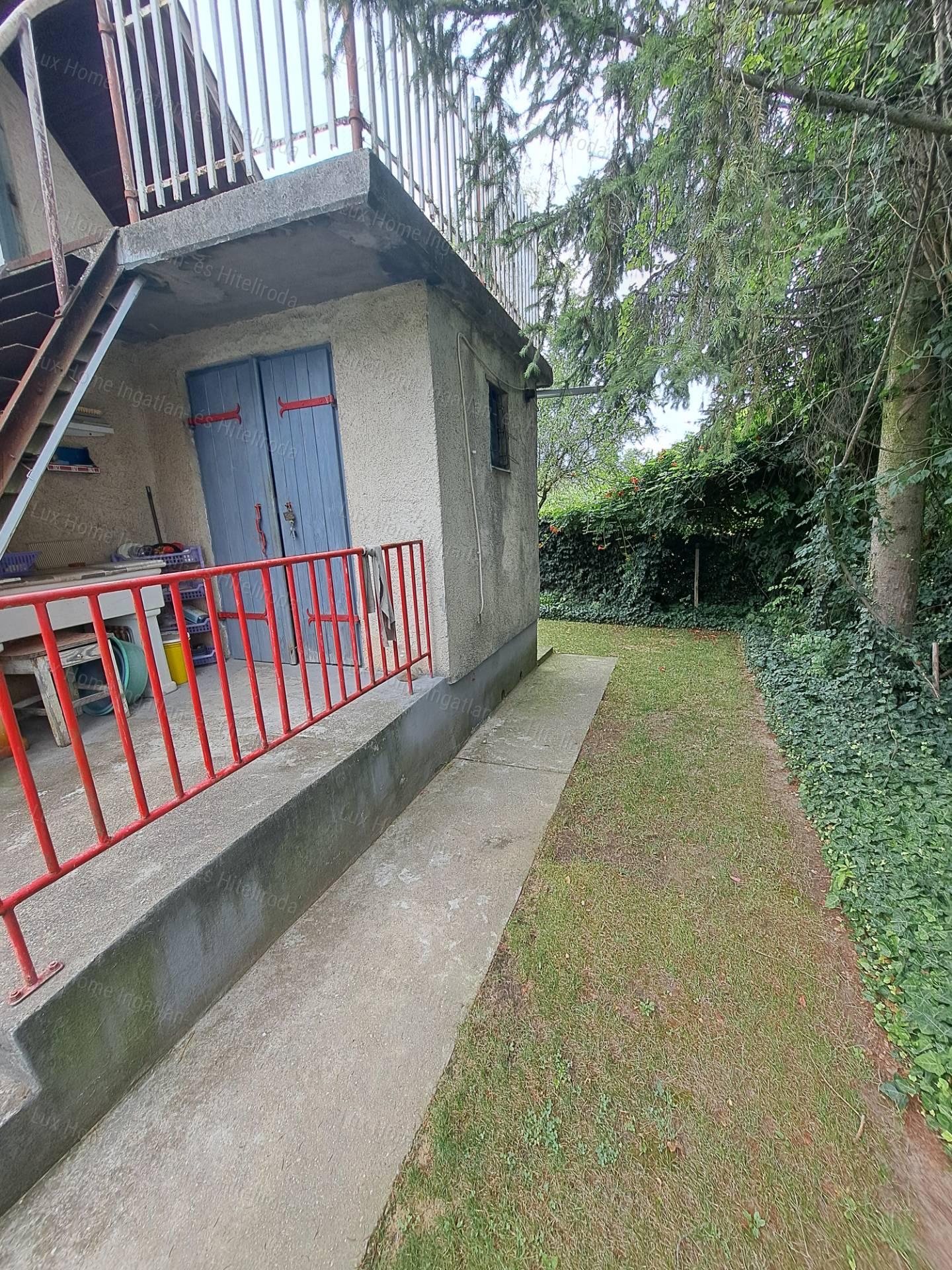 Eladó csendes, panorámás telek házzal és melléképületekkel!