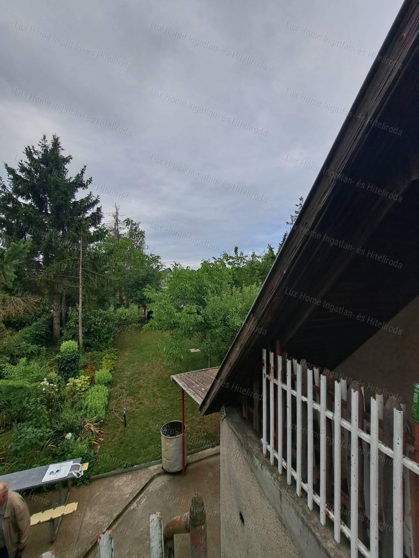 Eladó csendes, panorámás telek házzal és melléképületekkel!