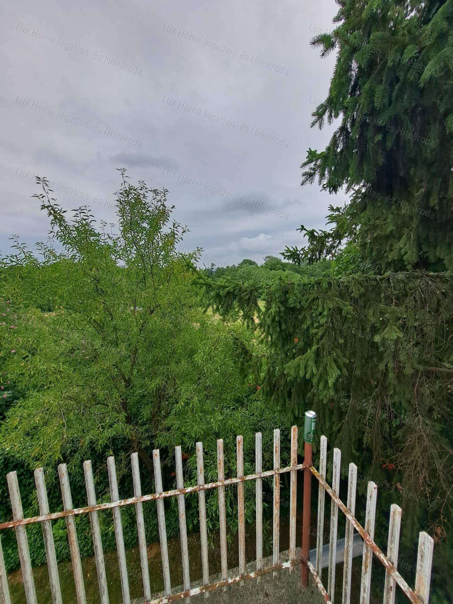 Eladó csendes, panorámás telek házzal és melléképületekkel!