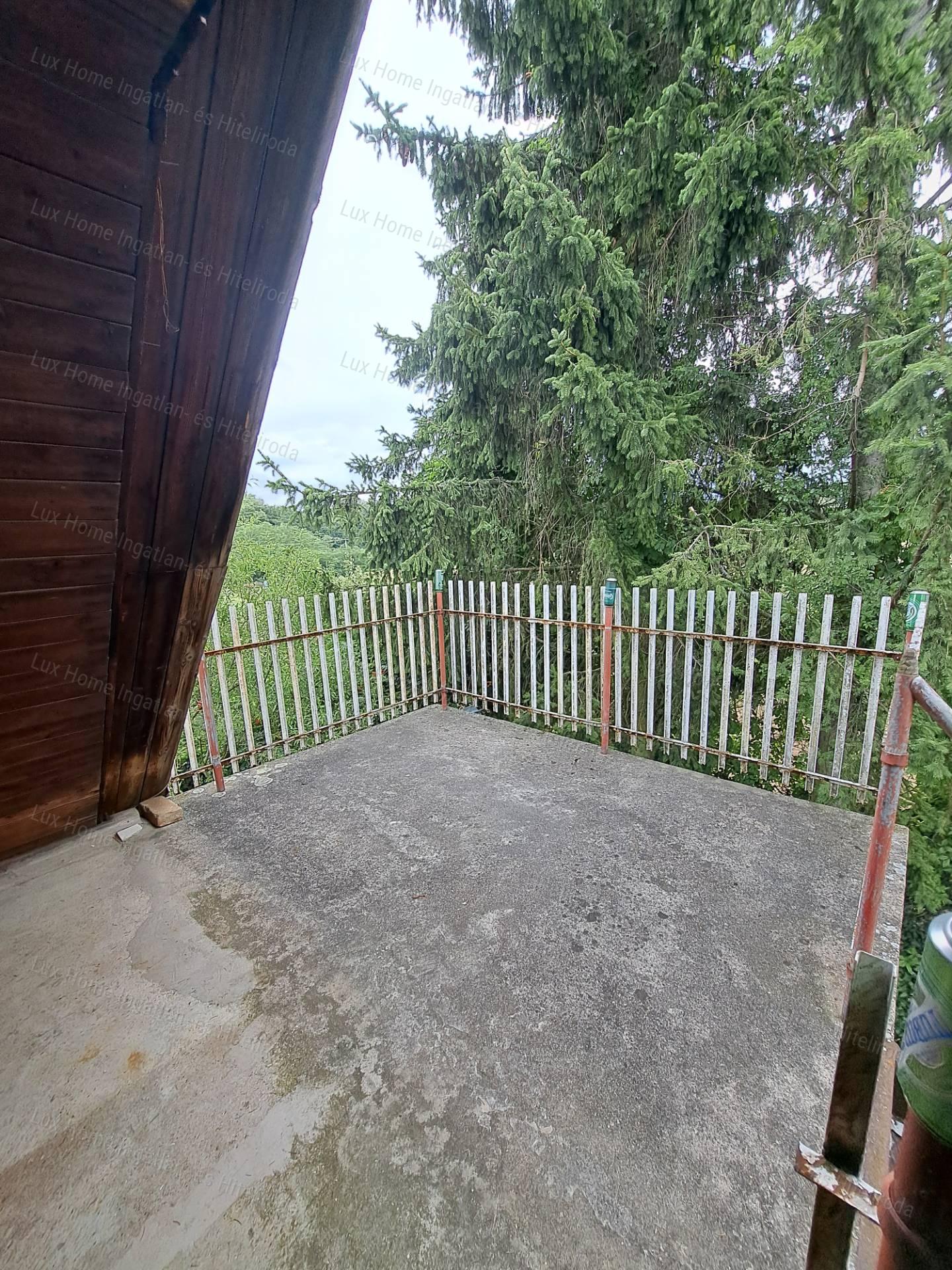 Eladó csendes, panorámás telek házzal és melléképületekkel!