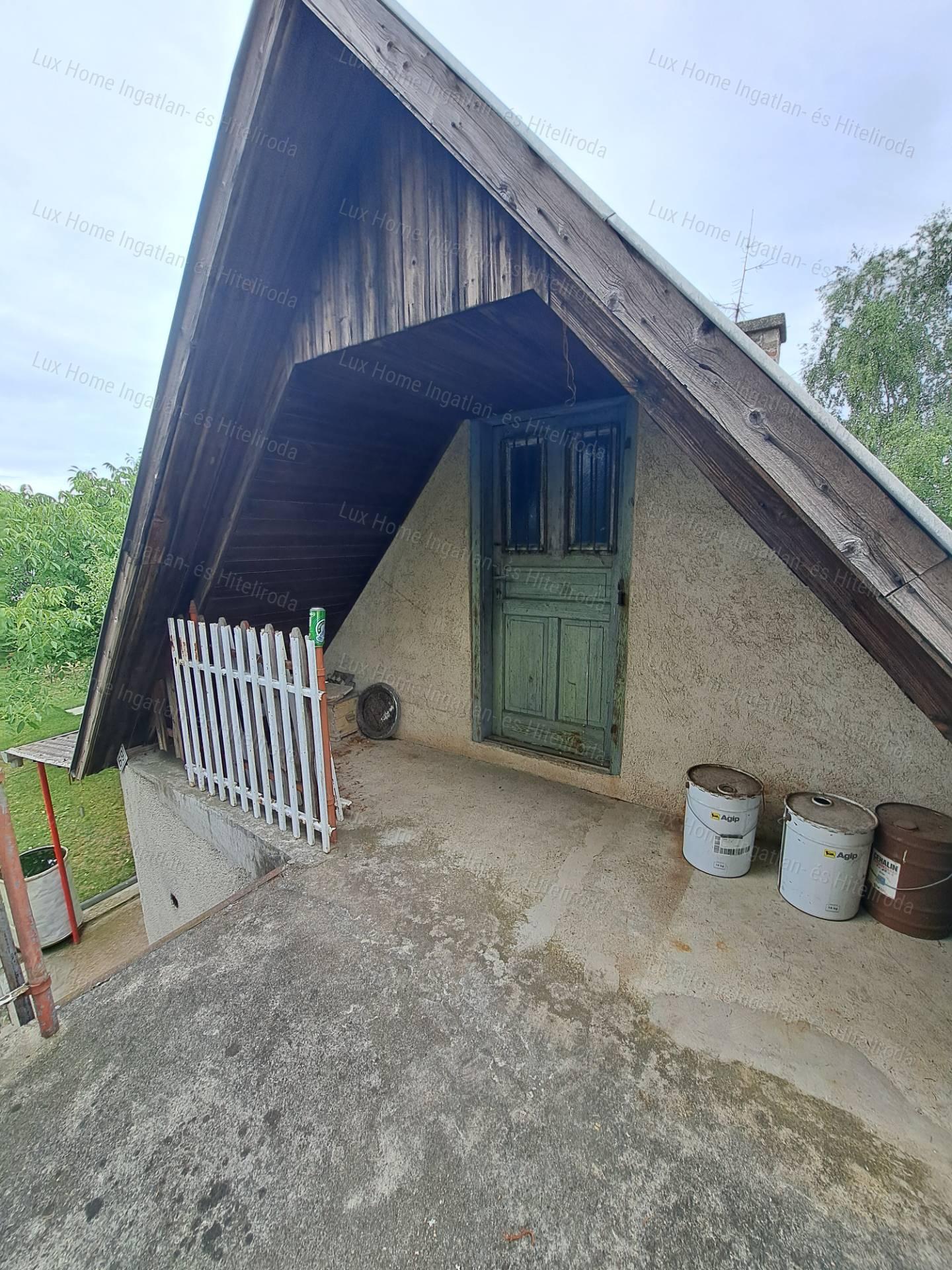 Eladó csendes, panorámás telek házzal és melléképületekkel!