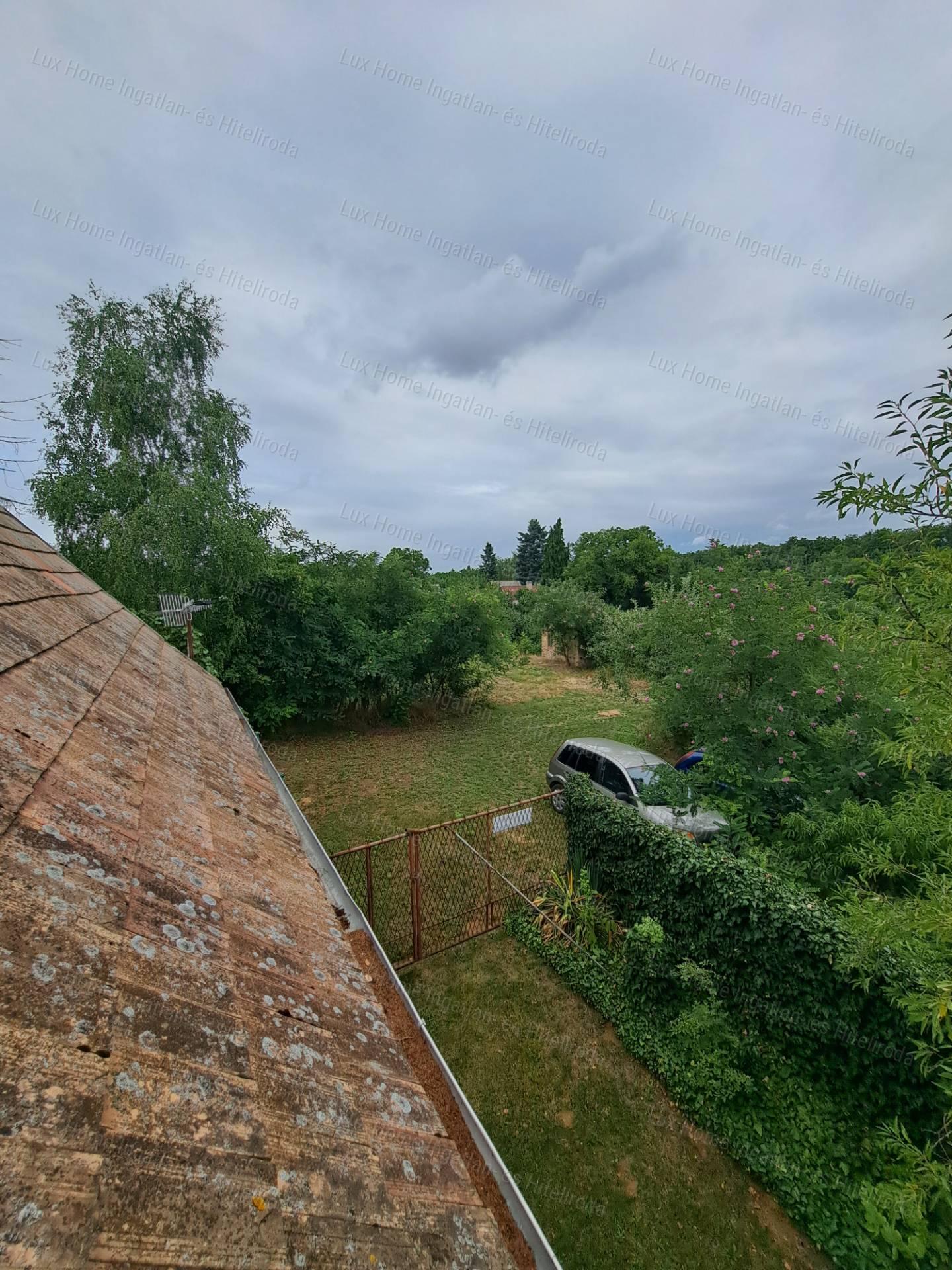 Eladó csendes, panorámás telek házzal és melléképületekkel!