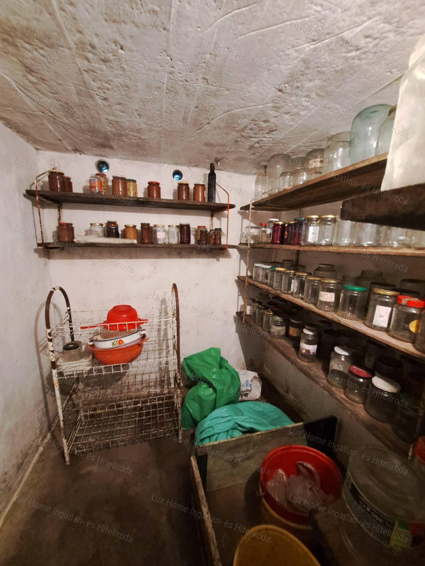 Eladó csendes, panorámás telek házzal és melléképületekkel!