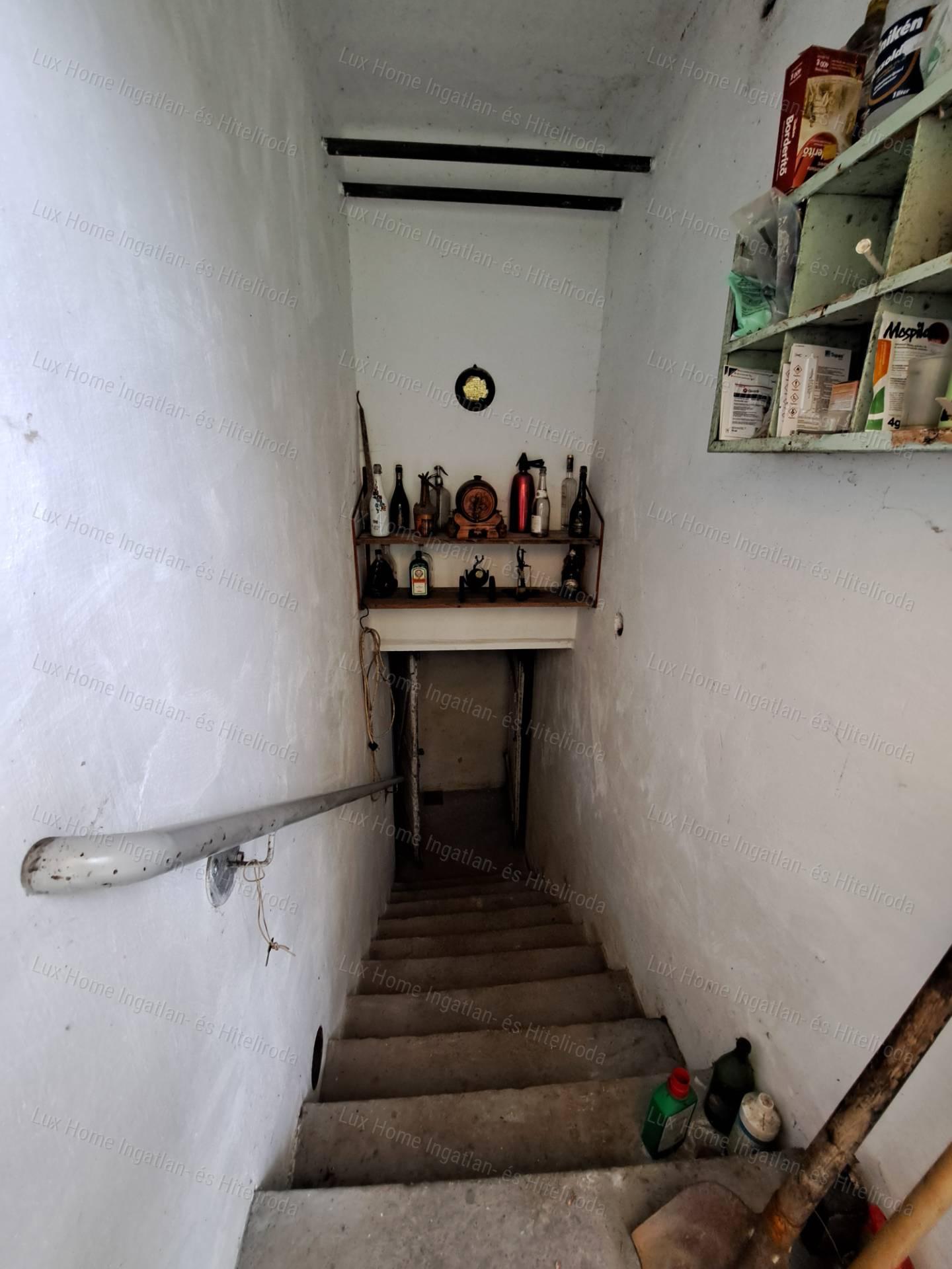 Eladó csendes, panorámás telek házzal és melléképületekkel!