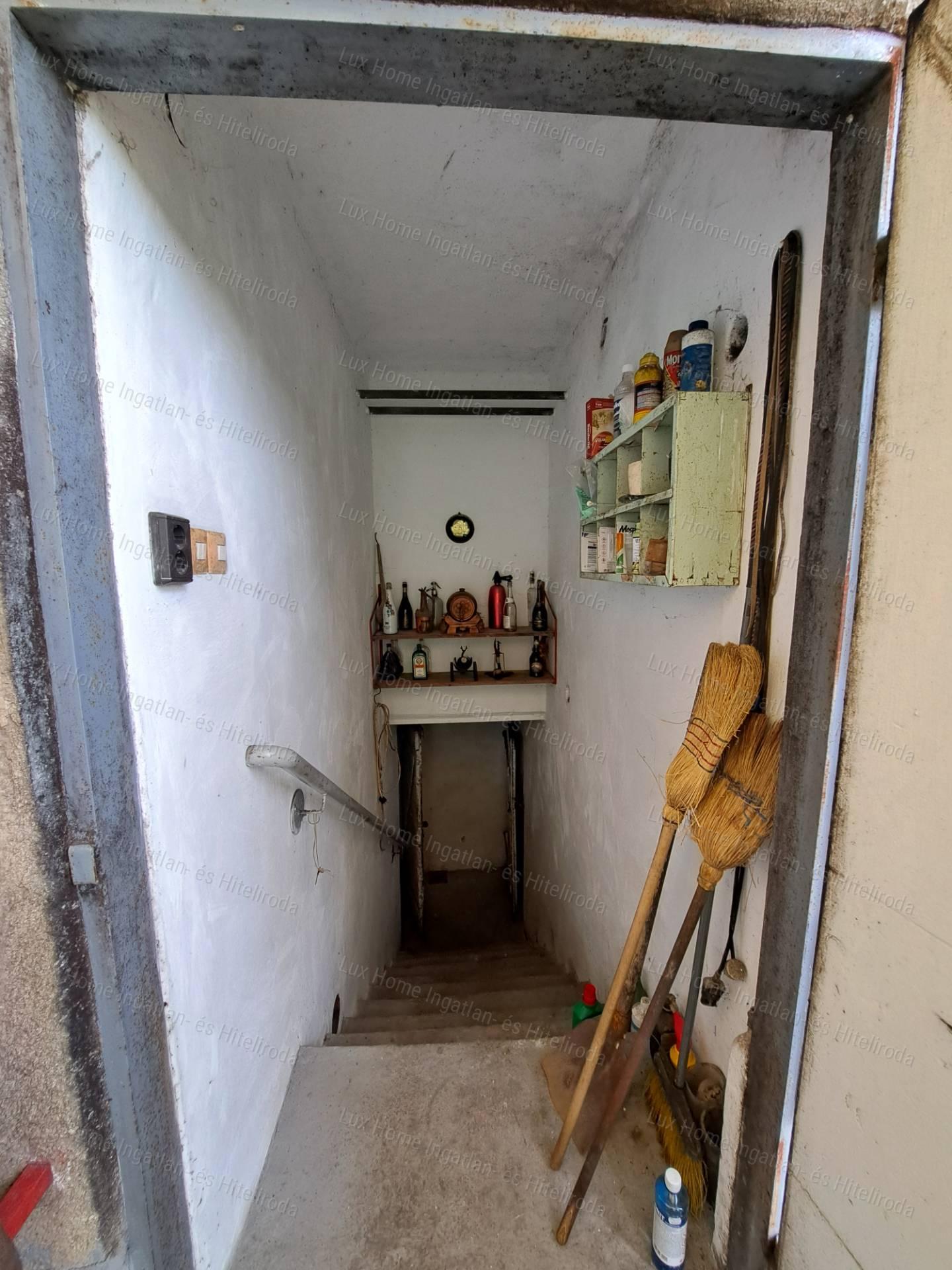 Eladó csendes, panorámás telek házzal és melléképületekkel!