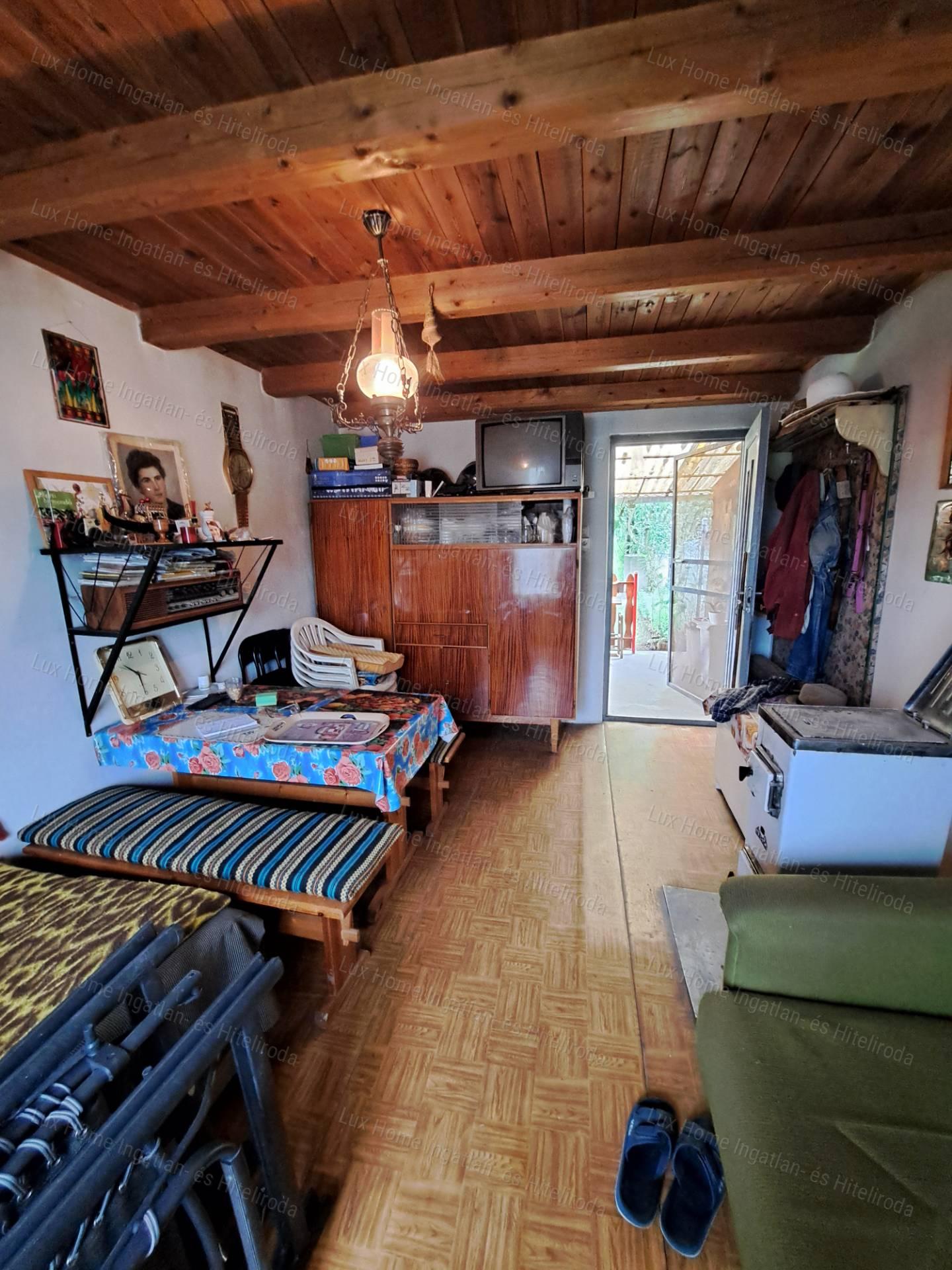 Eladó csendes, panorámás telek házzal és melléképületekkel!