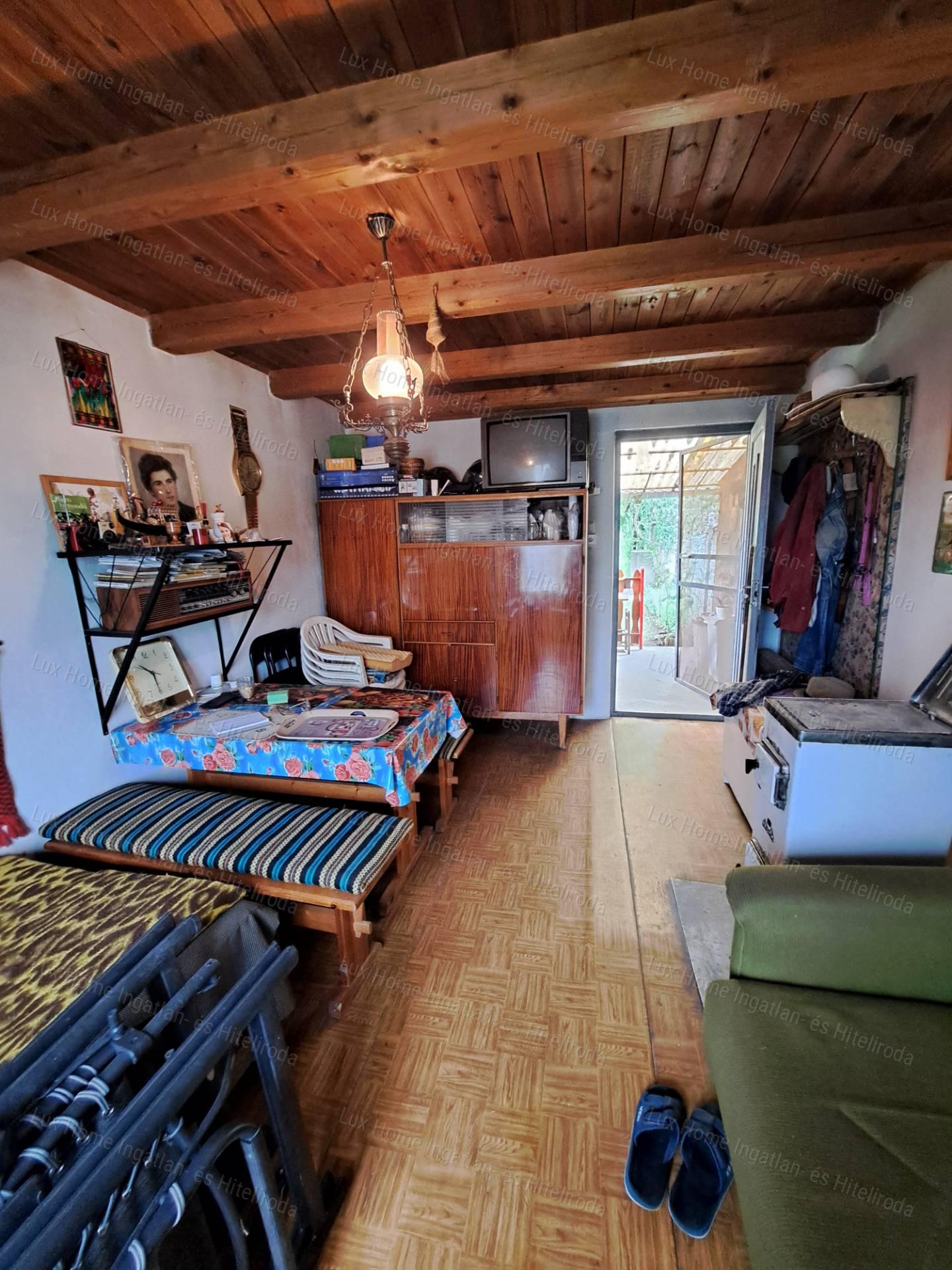 Eladó csendes, panorámás telek házzal és melléképületekkel!