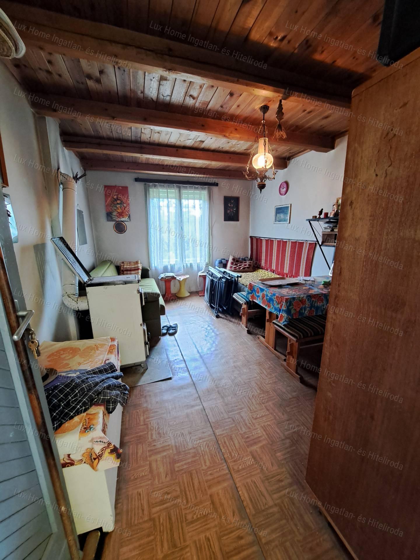 Eladó csendes, panorámás telek házzal és melléképületekkel!