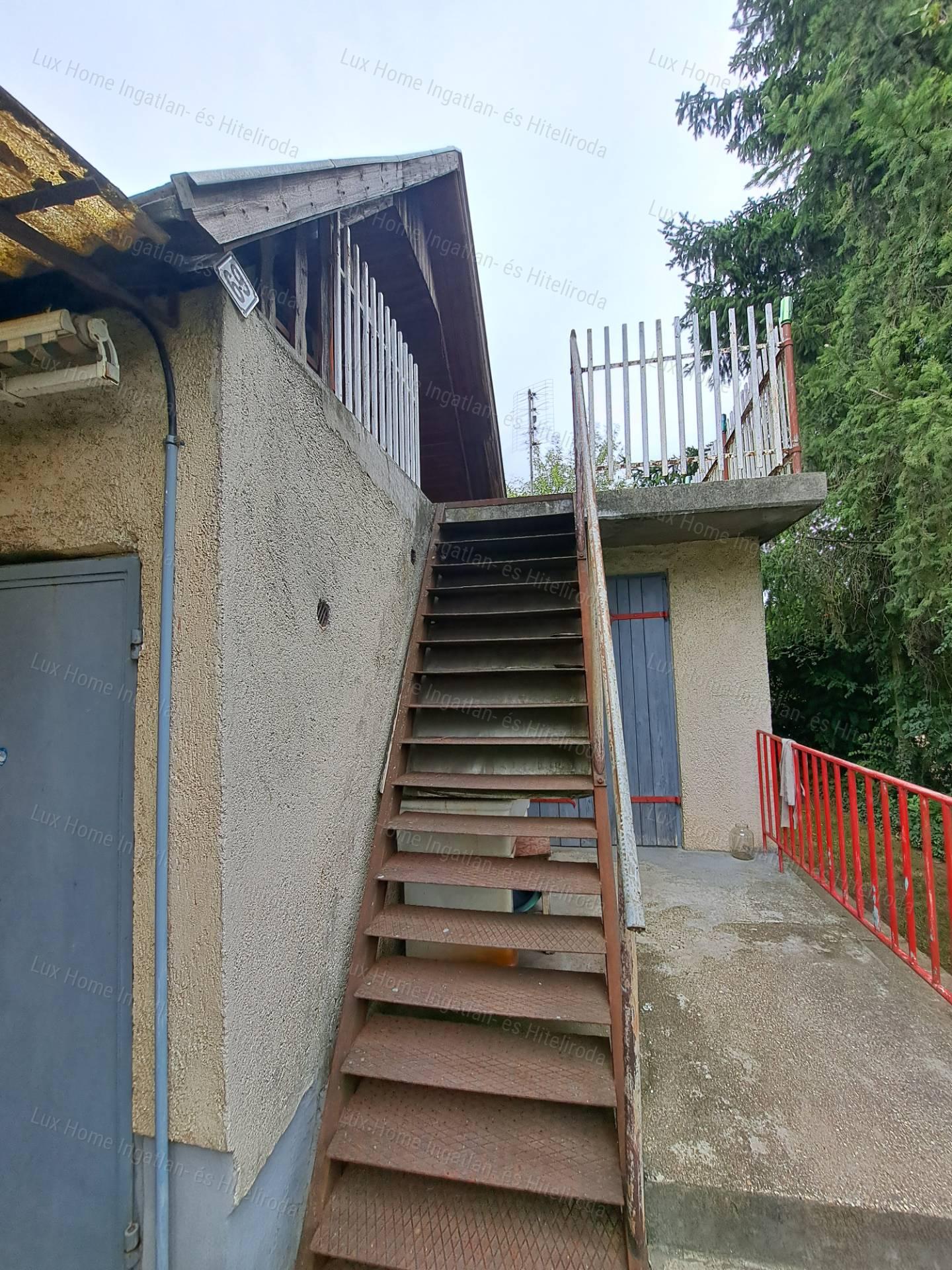 Eladó csendes, panorámás telek házzal és melléképületekkel!