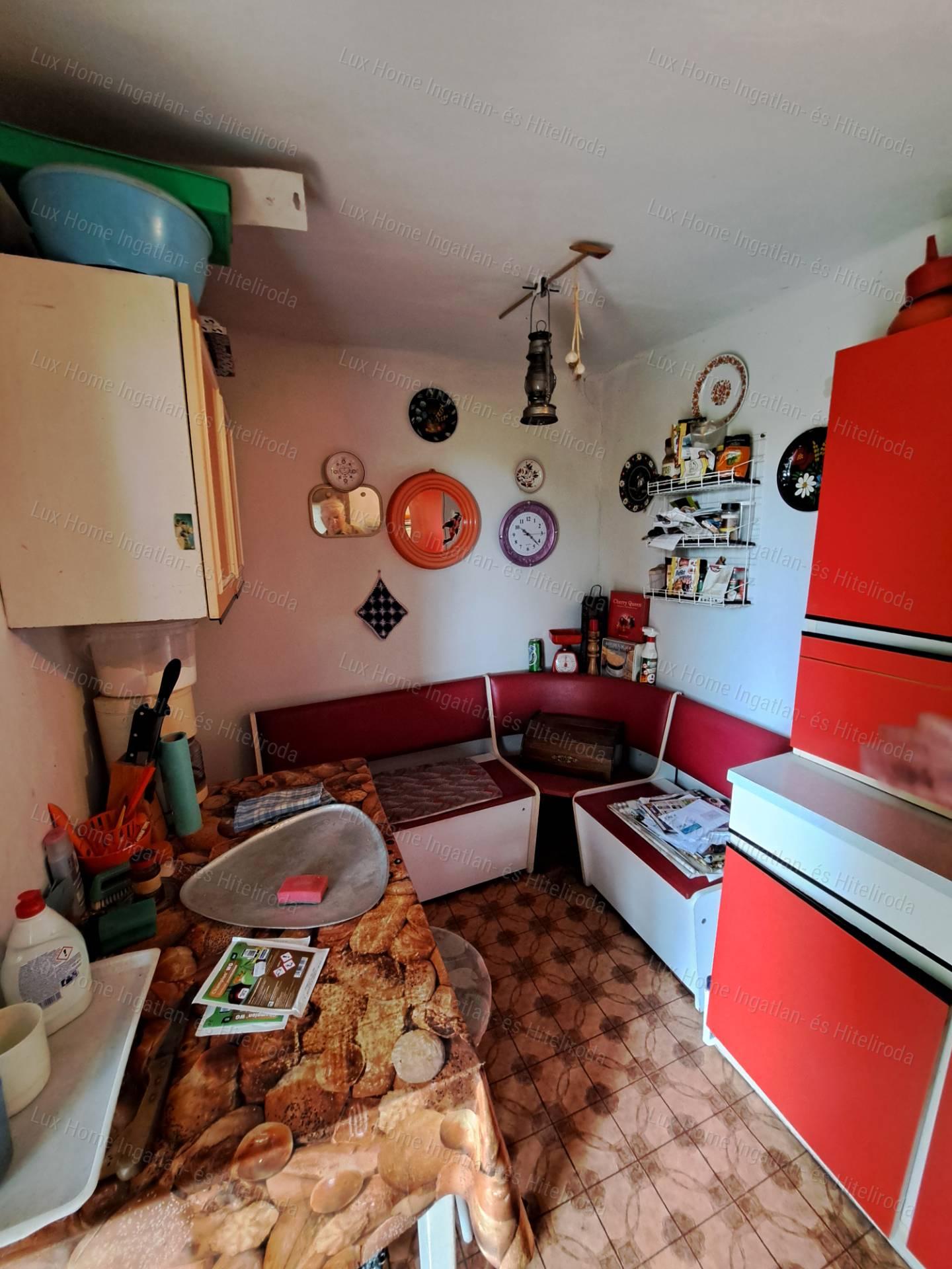 Eladó csendes, panorámás telek házzal és melléképületekkel!