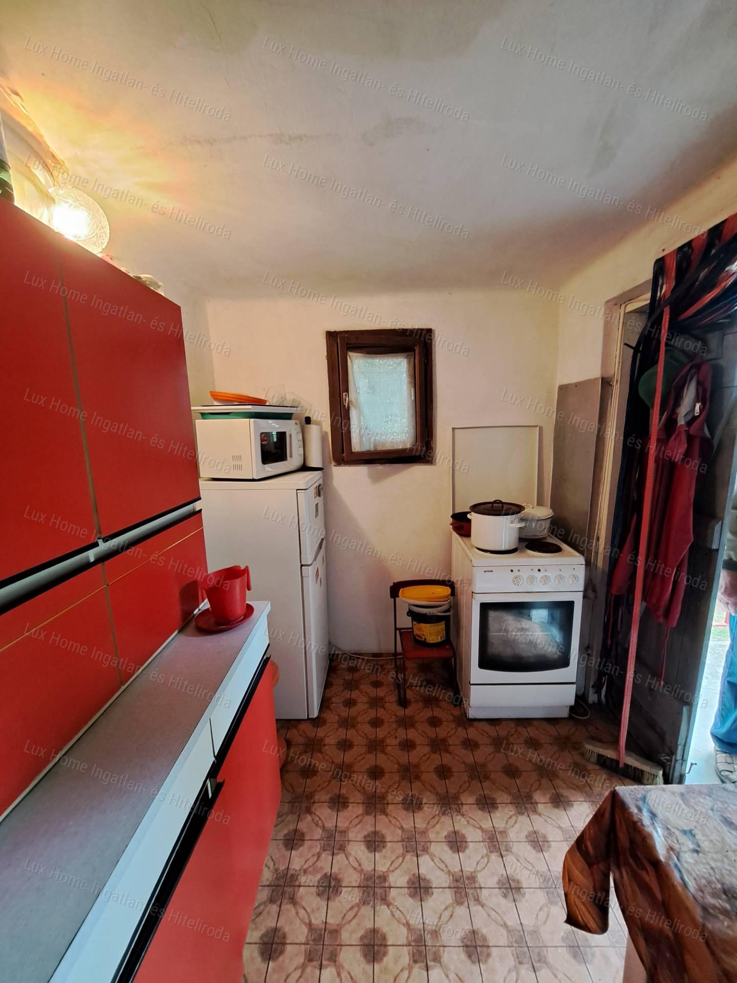Eladó csendes, panorámás telek házzal és melléképületekkel!