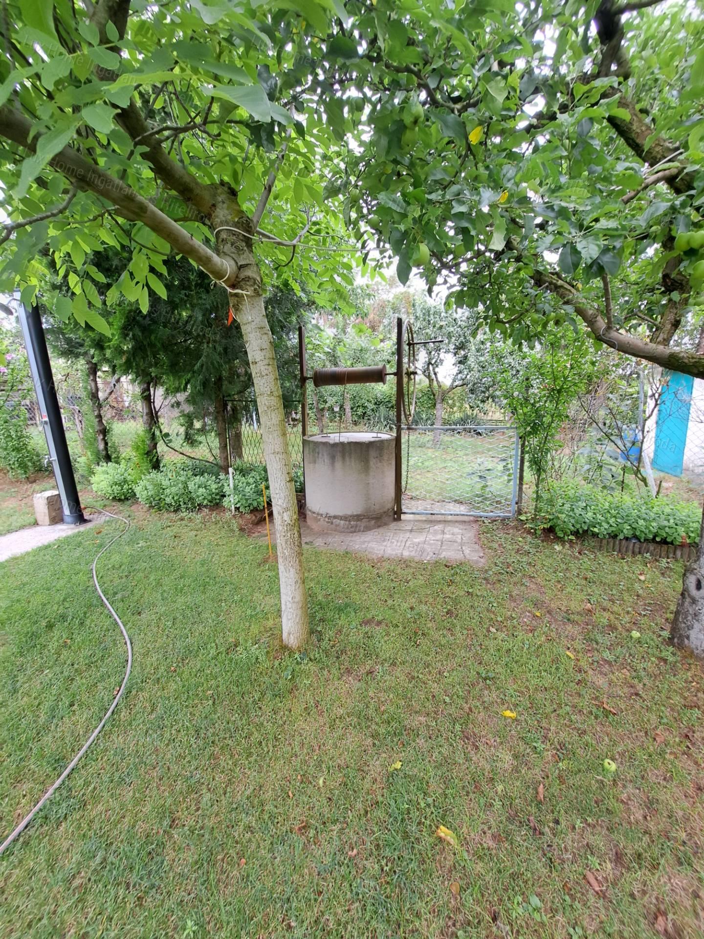 Eladó csendes, panorámás telek házzal és melléképületekkel!