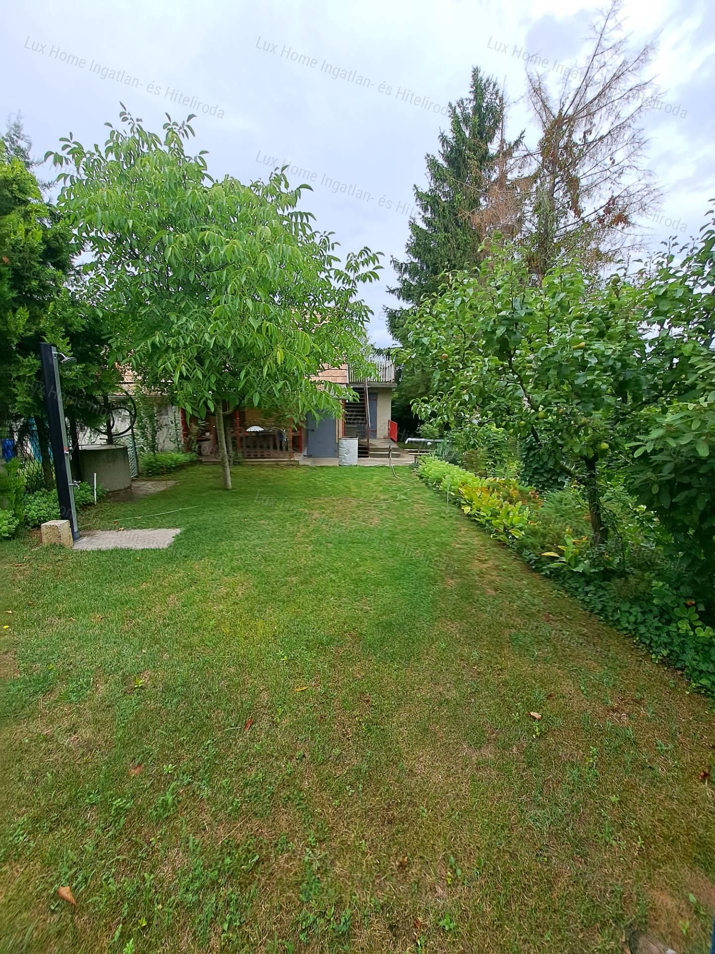 Eladó csendes, panorámás telek házzal és melléképületekkel!