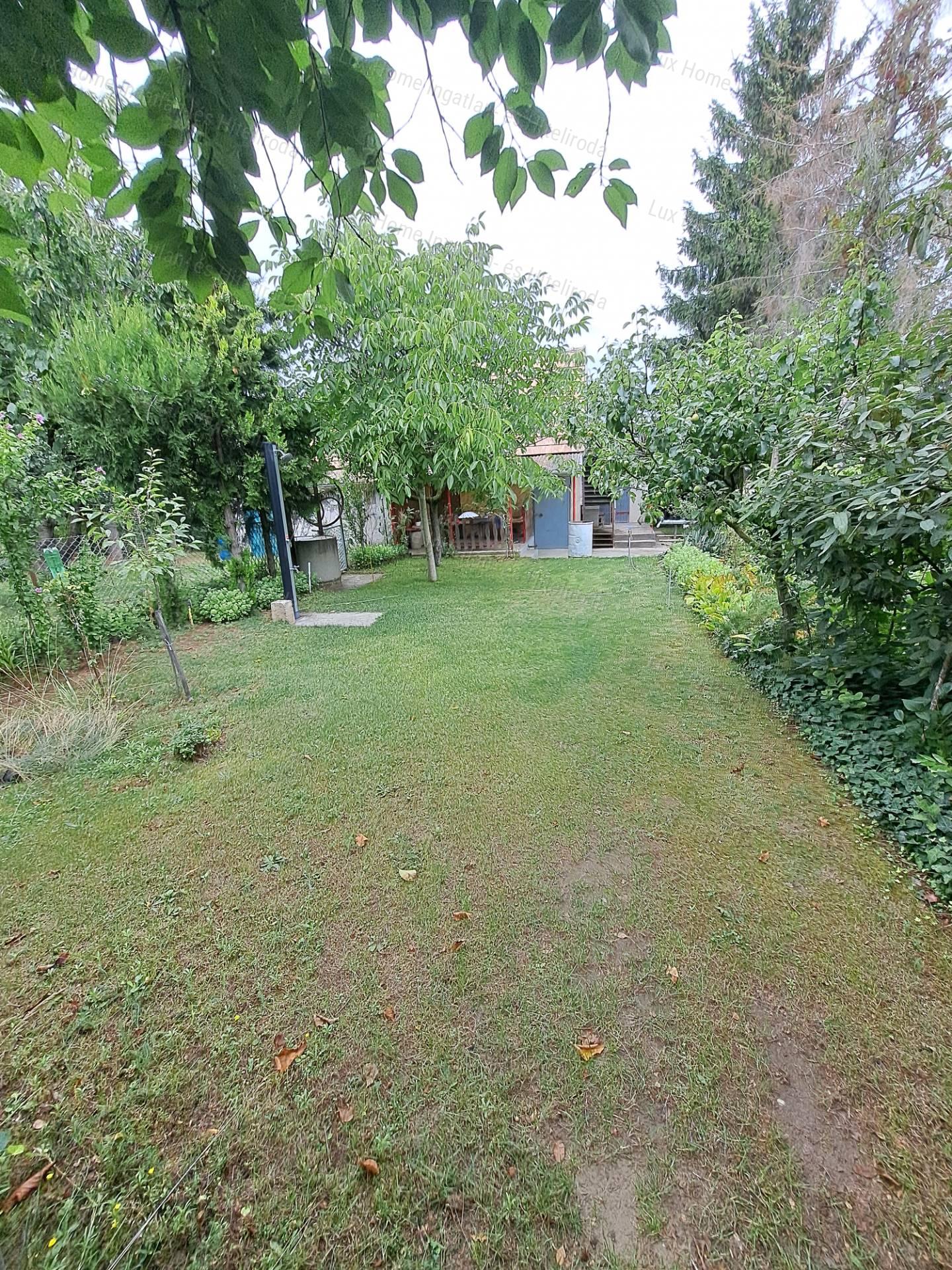 Eladó csendes, panorámás telek házzal és melléképületekkel!