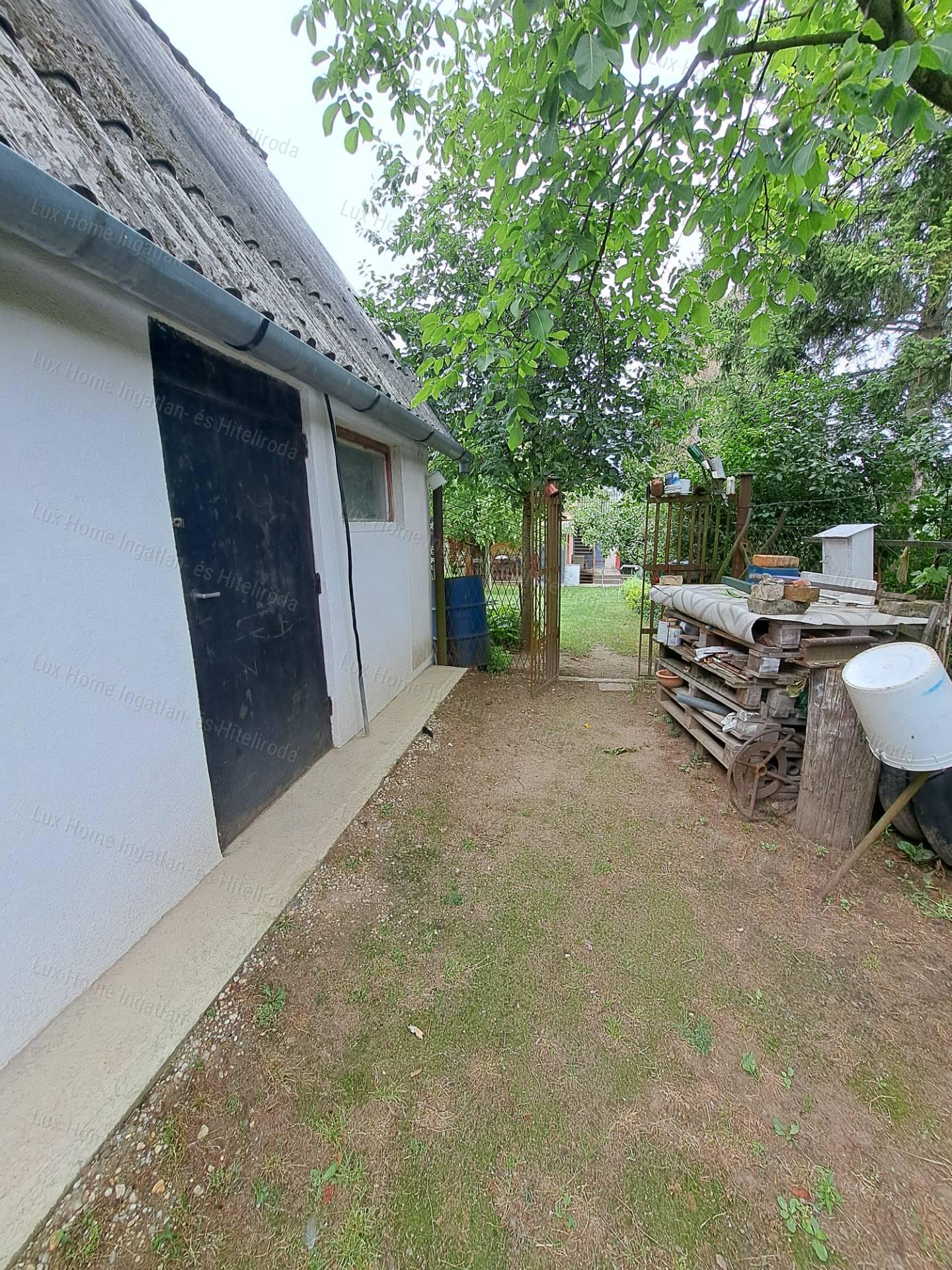 Eladó csendes, panorámás telek házzal és melléképületekkel!