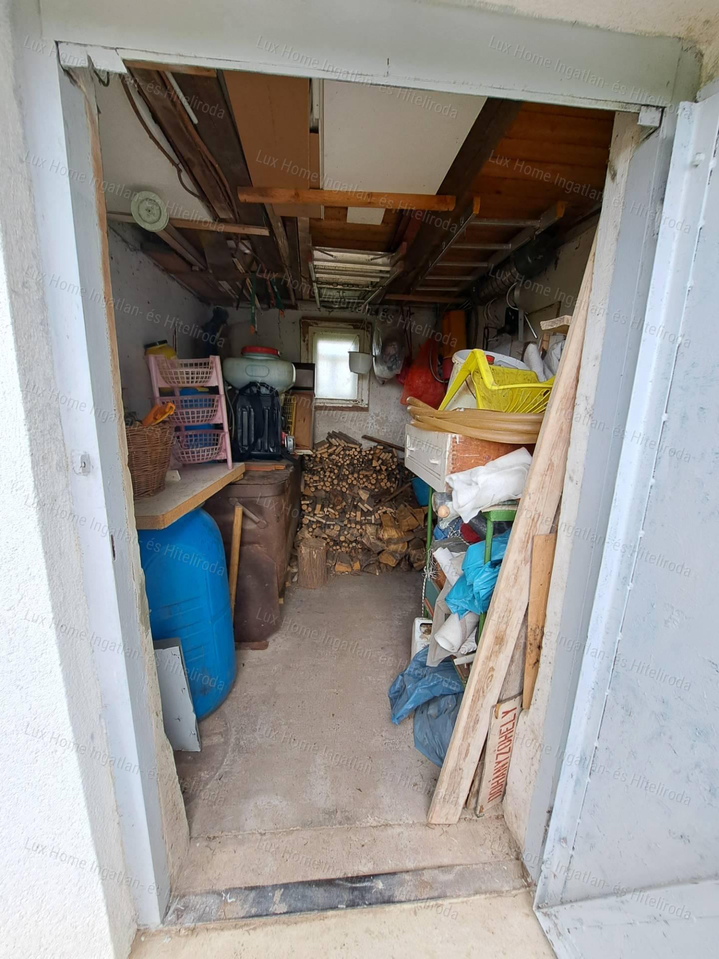 Eladó csendes, panorámás telek házzal és melléképületekkel!