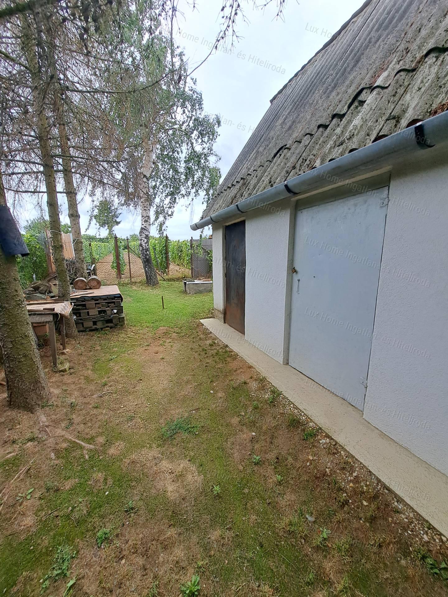 Eladó csendes, panorámás telek házzal és melléképületekkel!
