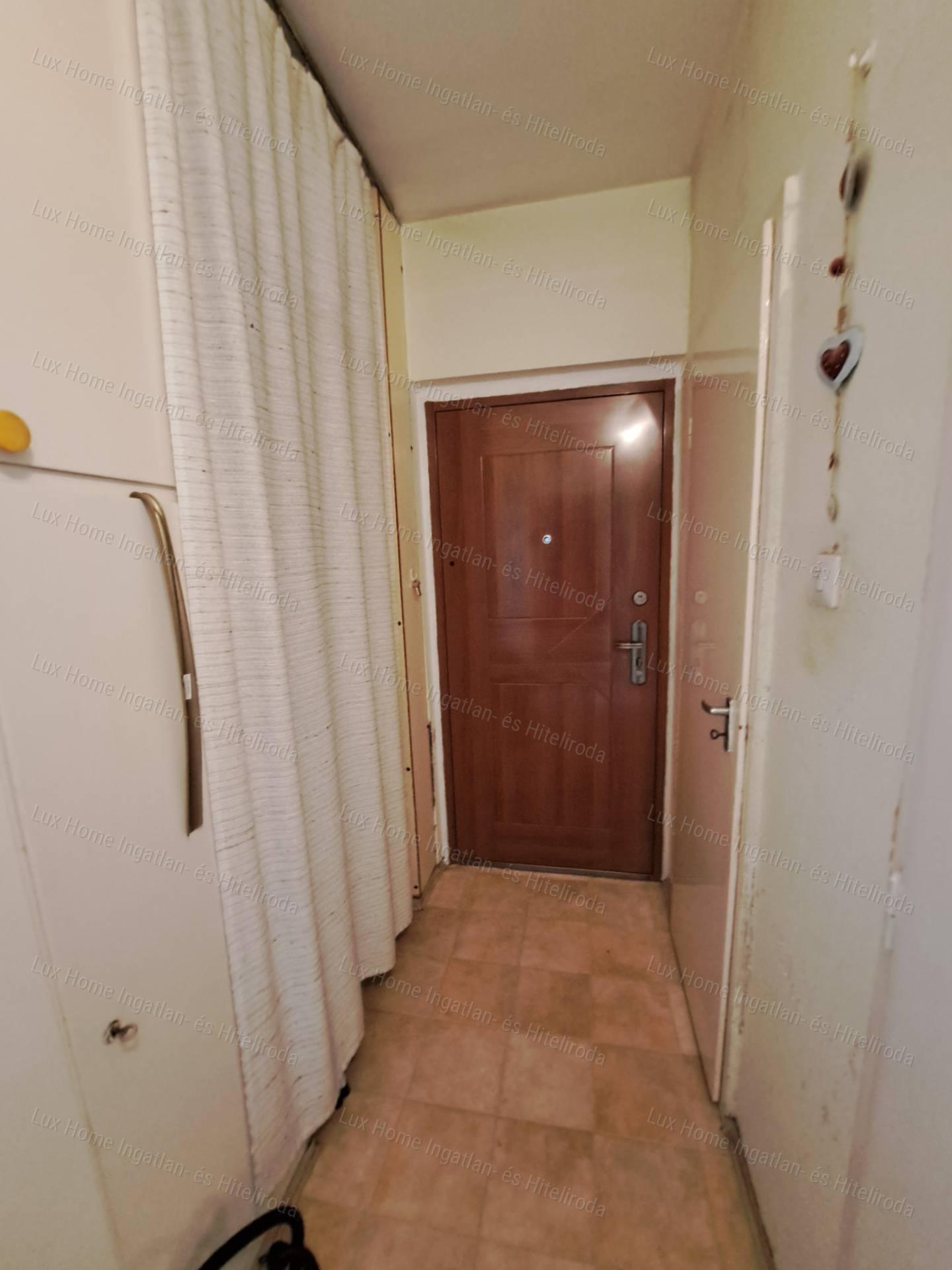 Oroszlányban, a tóparton eladó 62nm-es 3 szobás, hallos, erkélyes lakás!