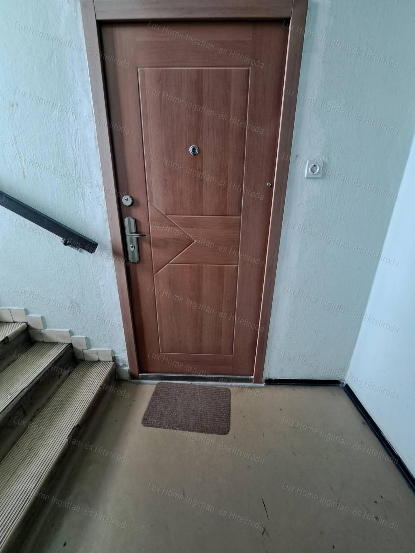 Oroszlányban, a tóparton eladó 62nm-es 3 szobás, hallos, erkélyes lakás!