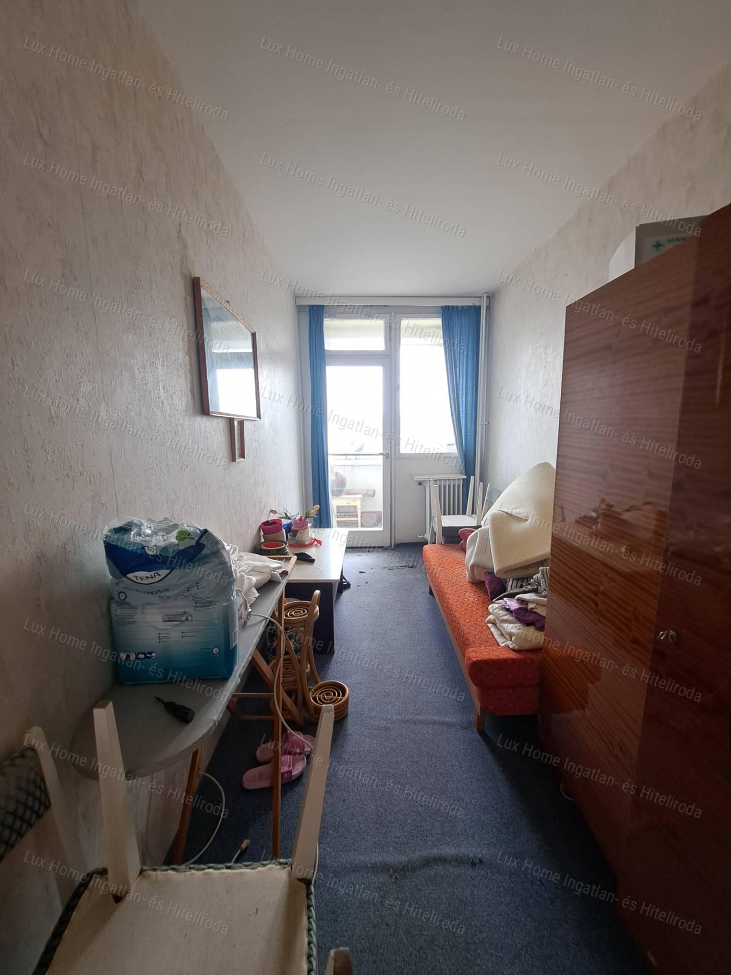 Oroszlányban, a tóparton eladó 62nm-es 3 szobás, hallos, erkélyes lakás!