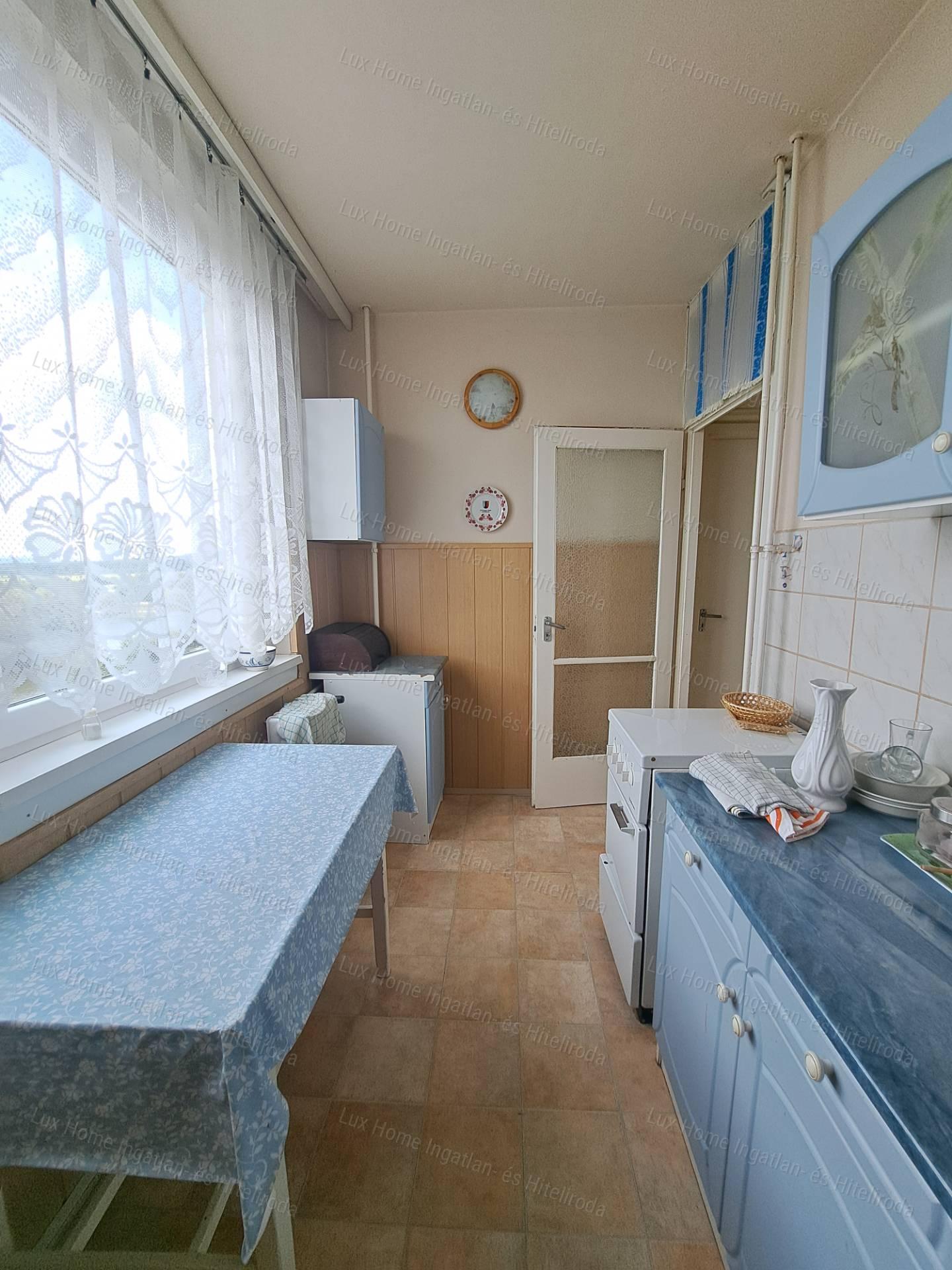 Oroszlányban, a tóparton eladó 62nm-es 3 szobás, hallos, erkélyes lakás!