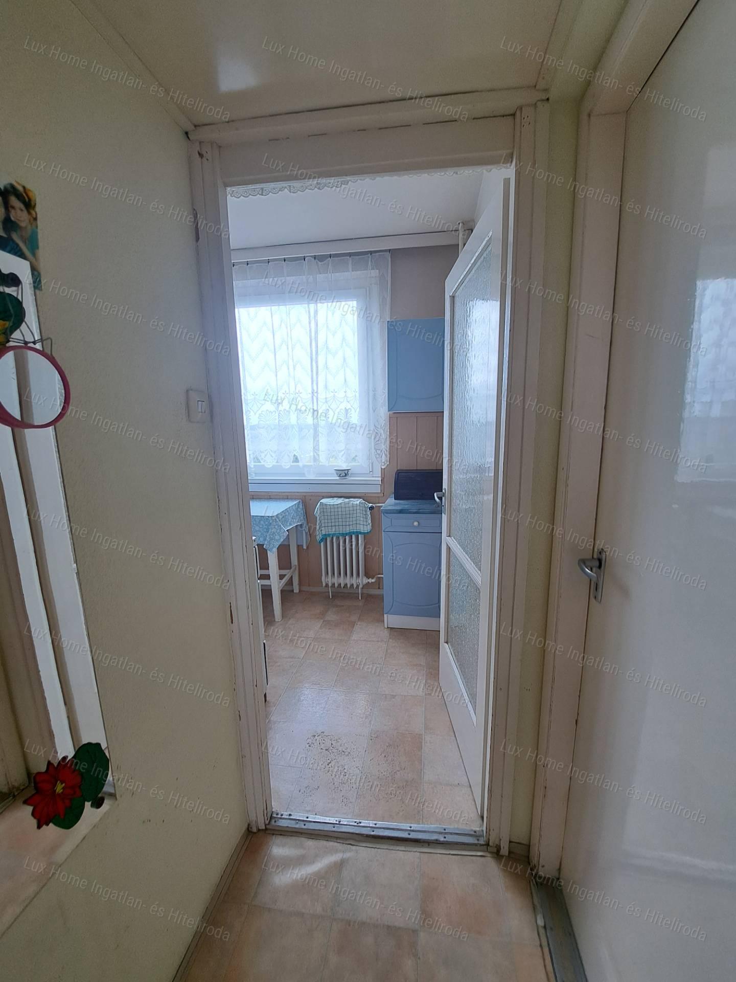Oroszlányban, a tóparton eladó 62nm-es 3 szobás, hallos, erkélyes lakás!