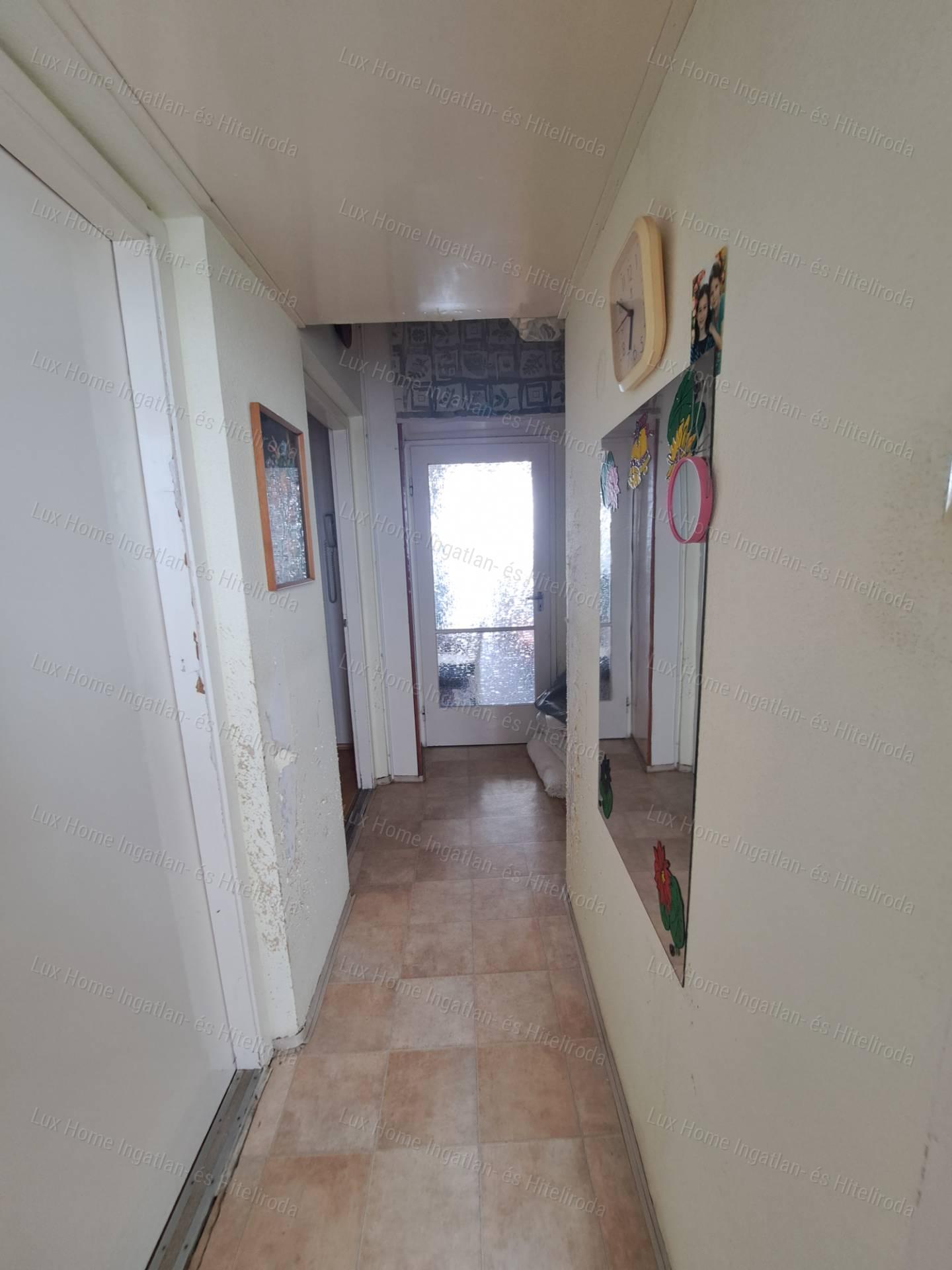 Oroszlányban, a tóparton eladó 62nm-es 3 szobás, hallos, erkélyes lakás!