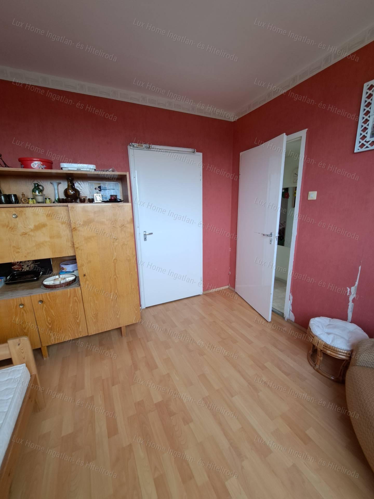 Oroszlányban, a tóparton eladó 62nm-es 3 szobás, hallos, erkélyes lakás!