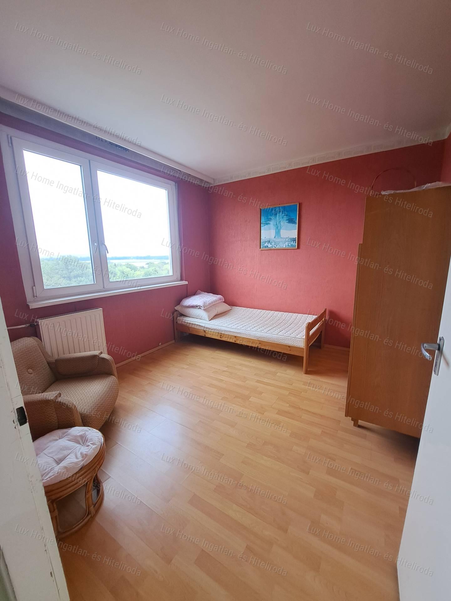 Oroszlányban, a tóparton eladó 62nm-es 3 szobás, hallos, erkélyes lakás!