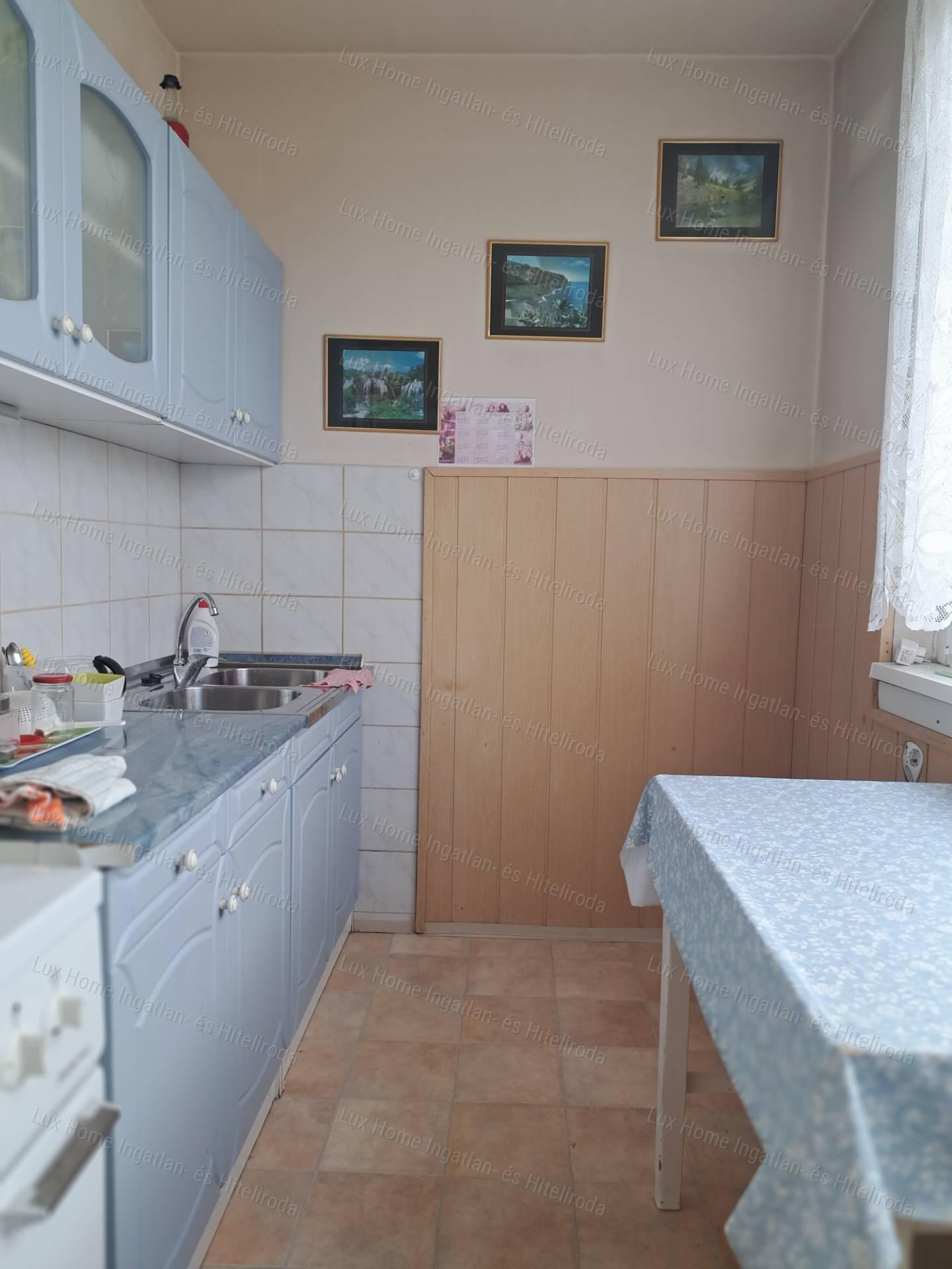 Oroszlányban, a tóparton eladó 62nm-es 3 szobás, hallos, erkélyes lakás!